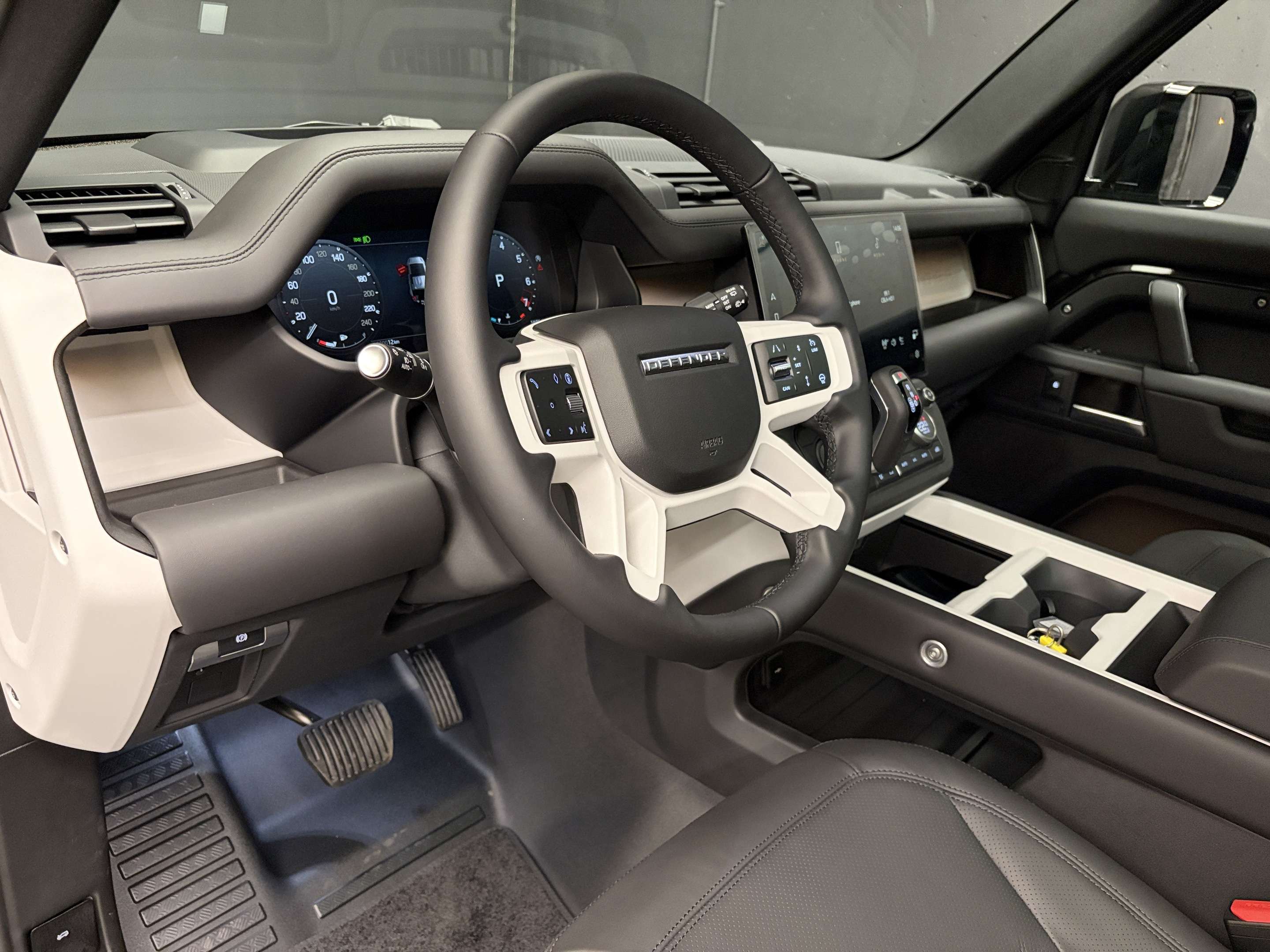 2026 Land Rover Defender X-Dynamic SE thumb 8
