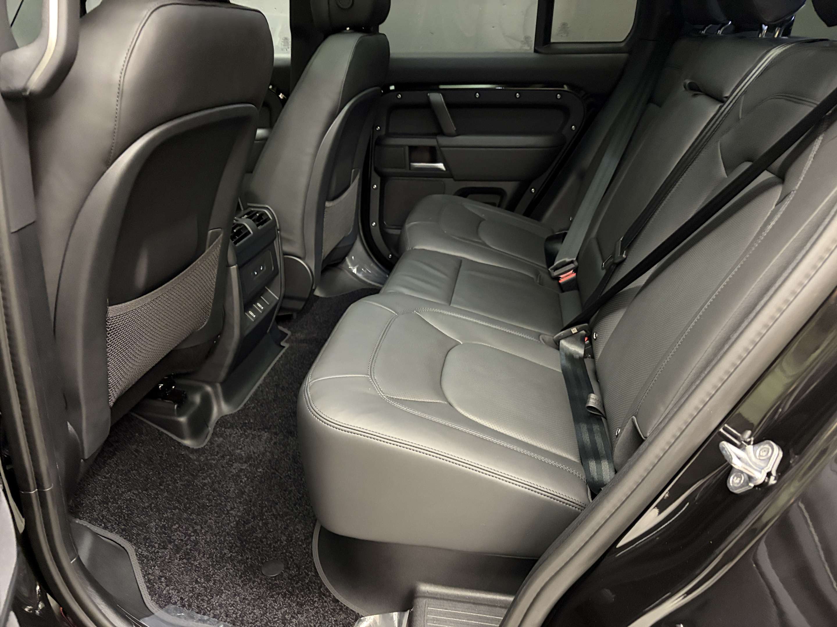 2026 Land Rover Defender X-Dynamic SE thumb 12