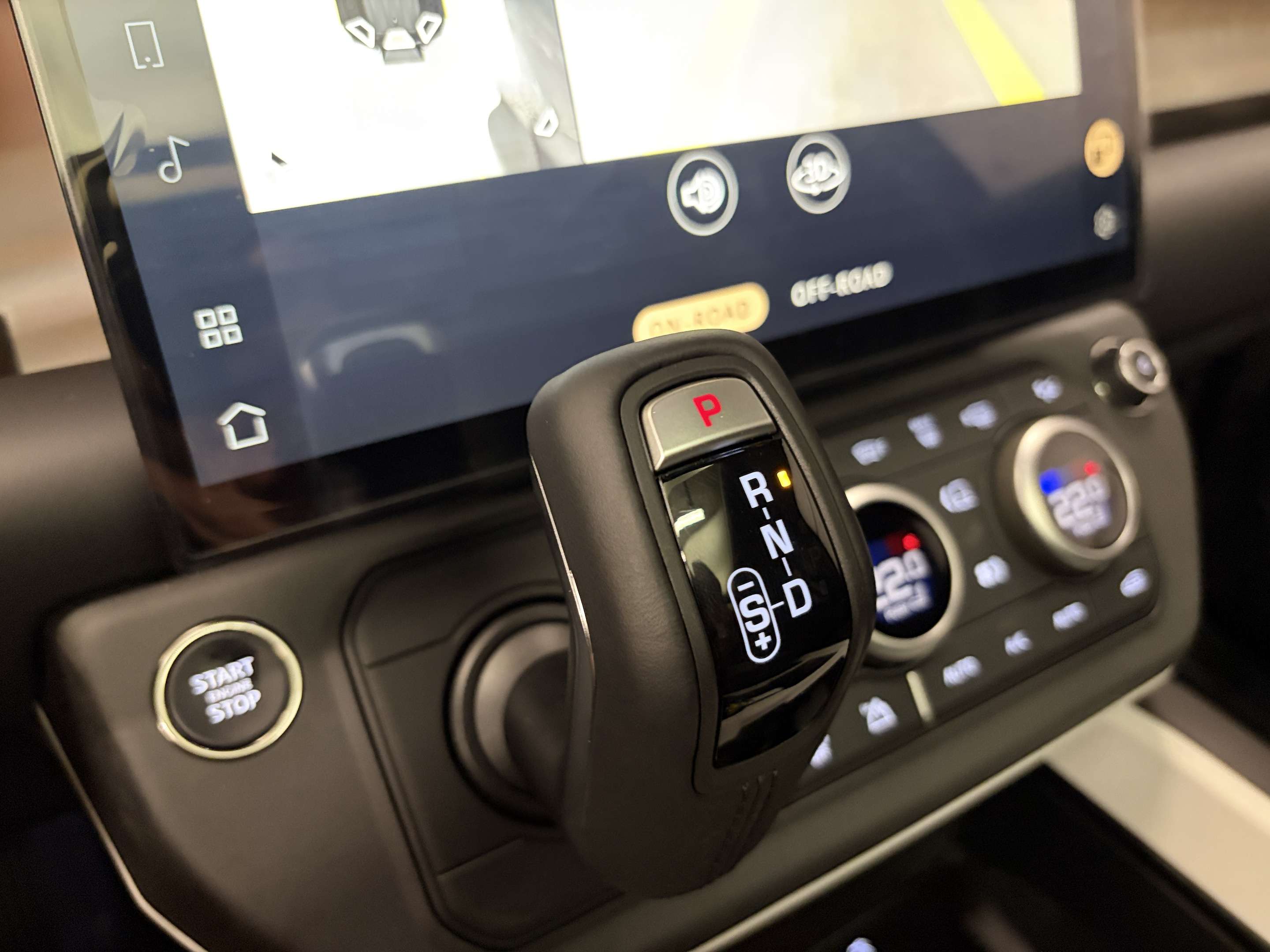 2026 Land Rover Defender X-Dynamic SE thumb 19