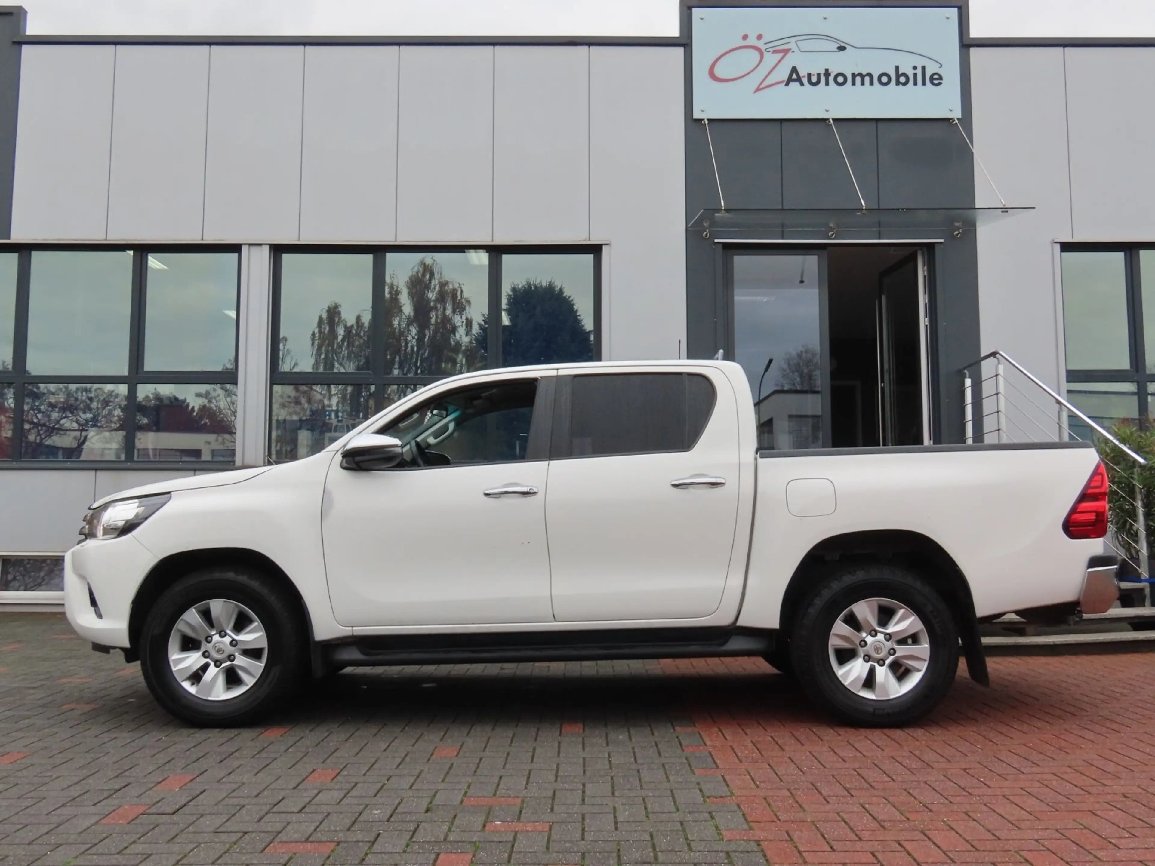 Toyota Hilux 2.4 D-4D-F Double Cab 4x4 Euro 6 — photo 12