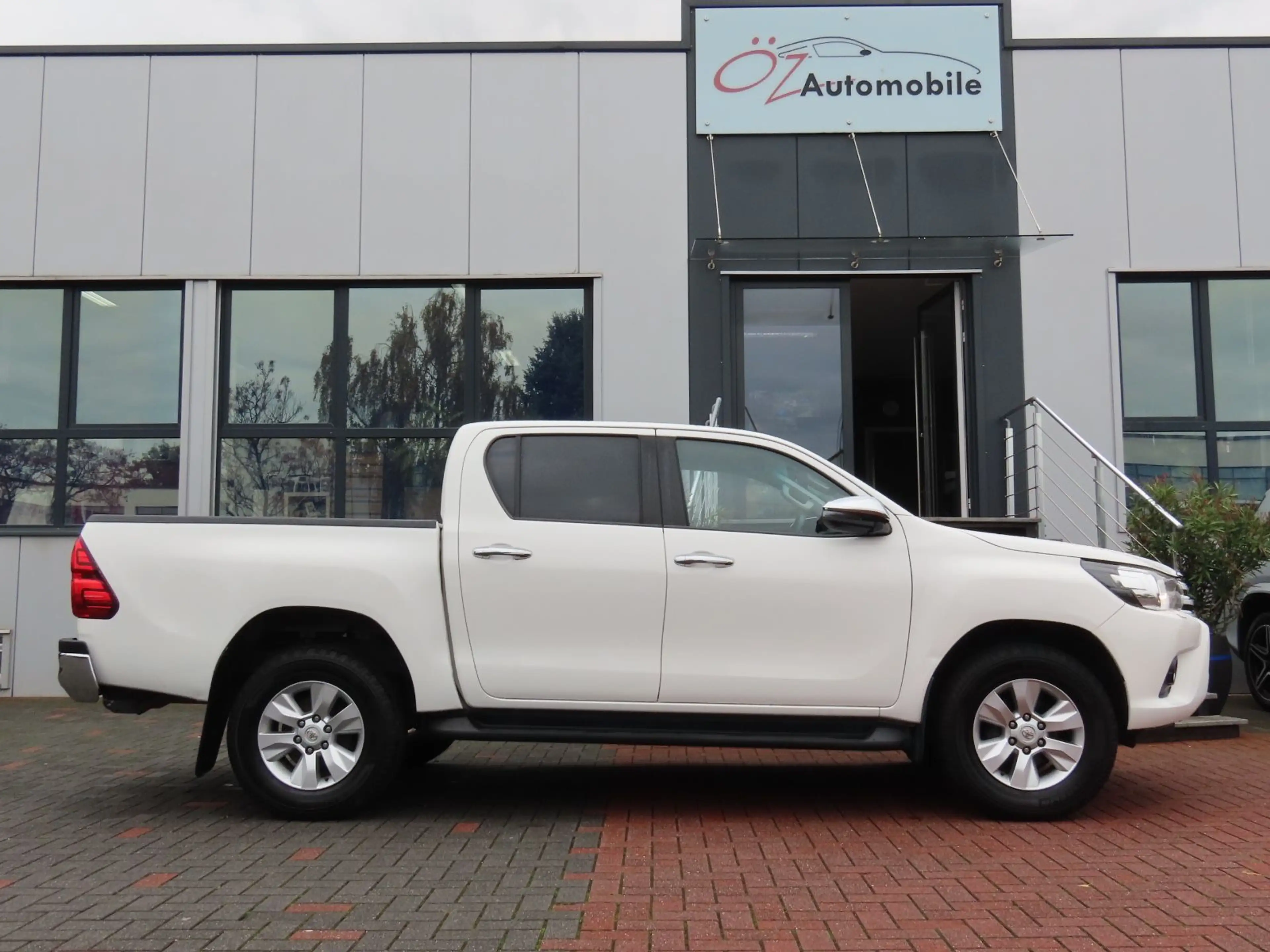 Toyota Hilux 2.4 D-4D-F Double Cab 4x4 Euro 6 — photo 11