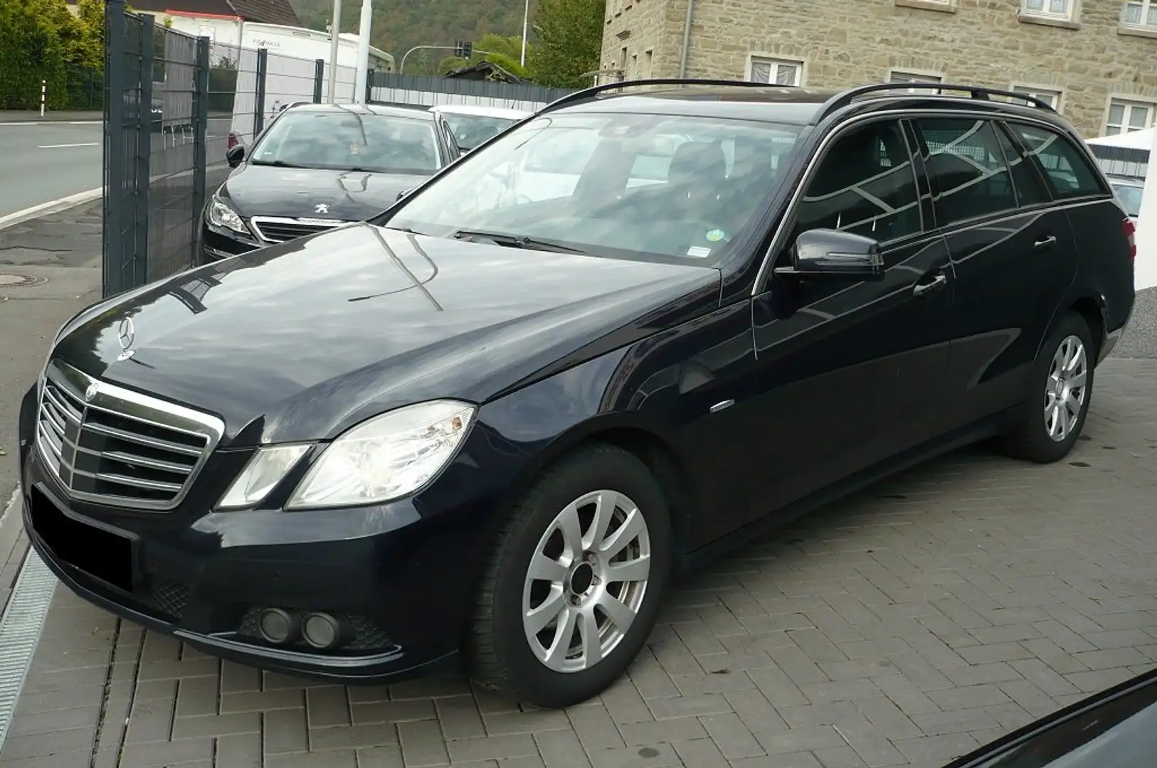 Mercedes-Benz E 220 T CDI DPF BlueEFFICIENCY Automatik Distronik Modrá - 2