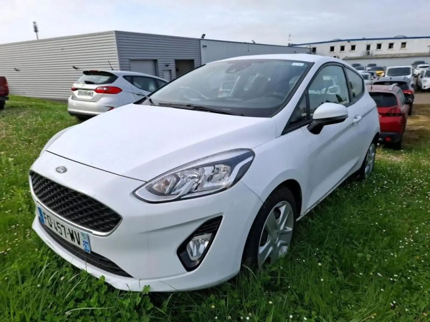 Ford Fiesta 1.5 TDCi 85ch Connect Business 3p Blanc - 1