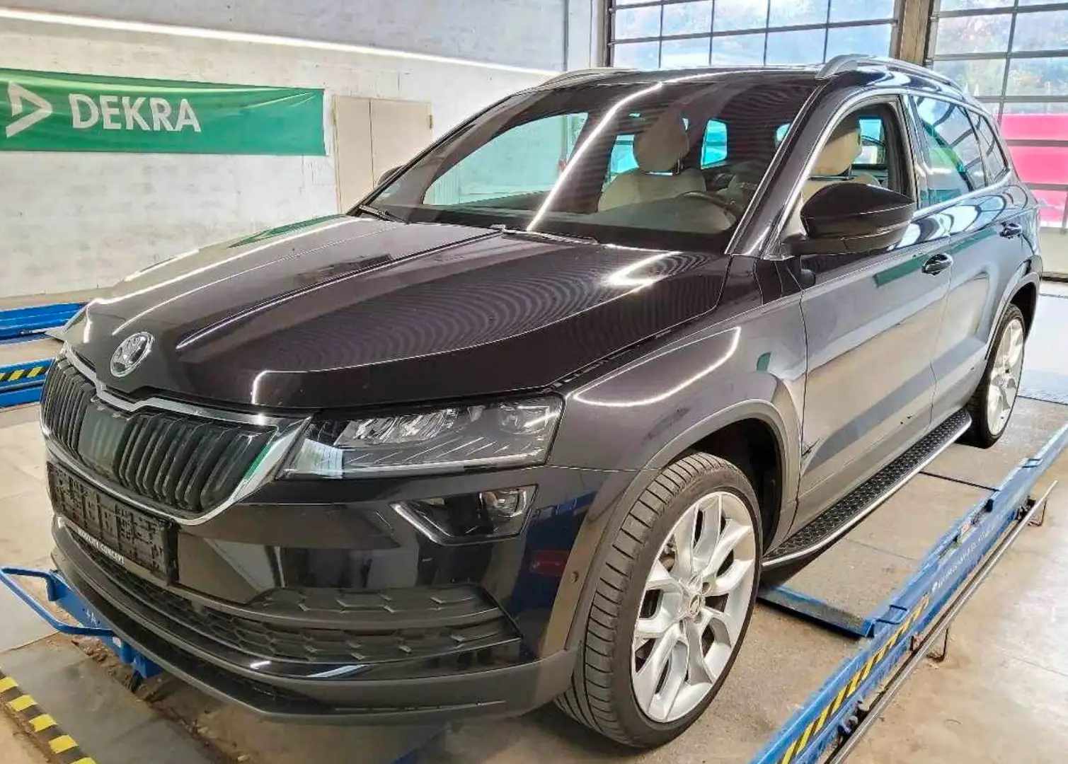 Skoda Karoq Style *Leder*Standhzg*AHK*Panorama*360 Cam Schwarz - 1