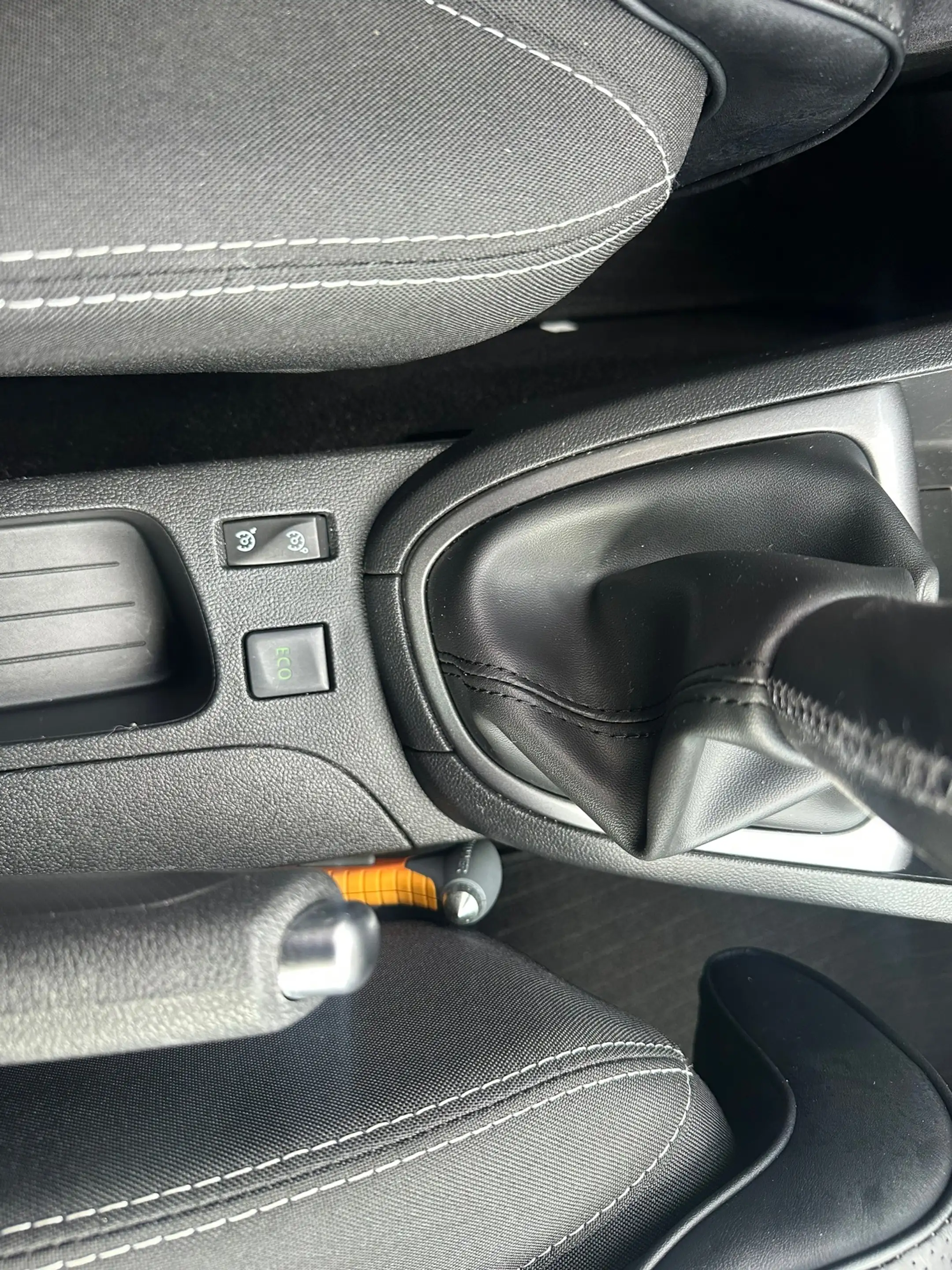Renault Clio 0.9 TCe Eco2 Limited — photo 14