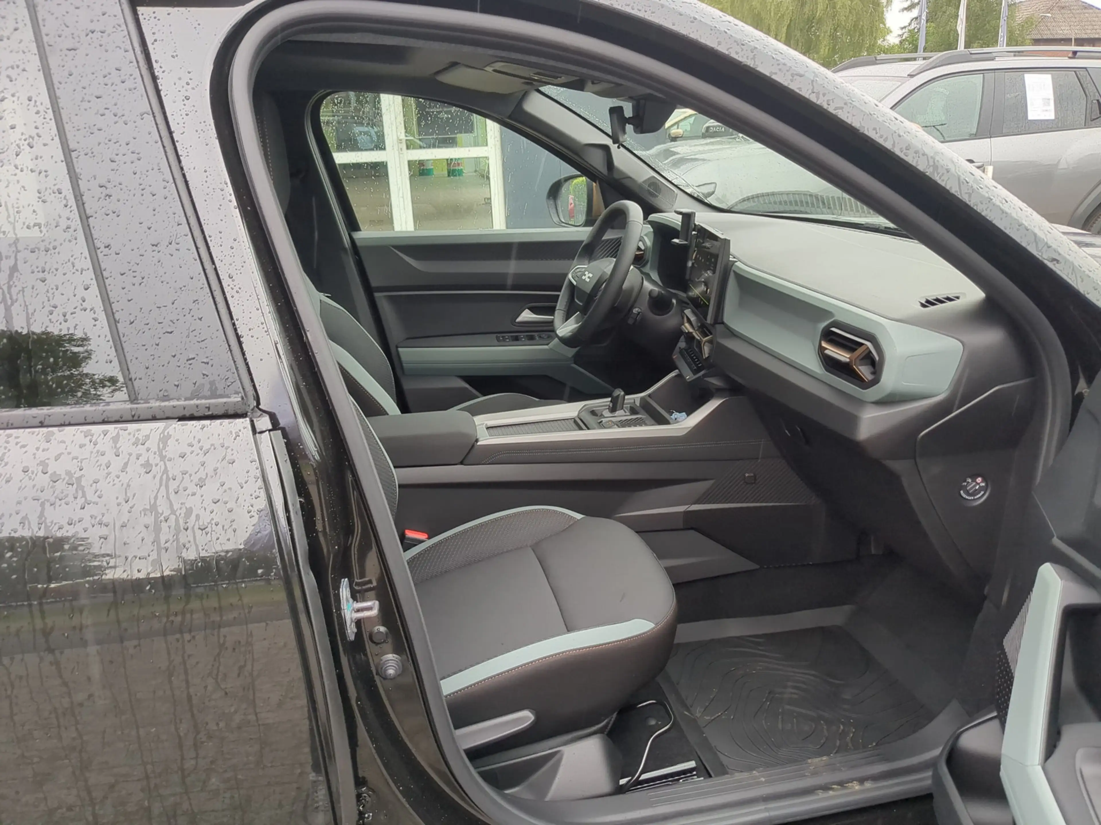 Dacia Bigster Hybrid 155 Extreme SHZ LKHZ Pano — photo 9