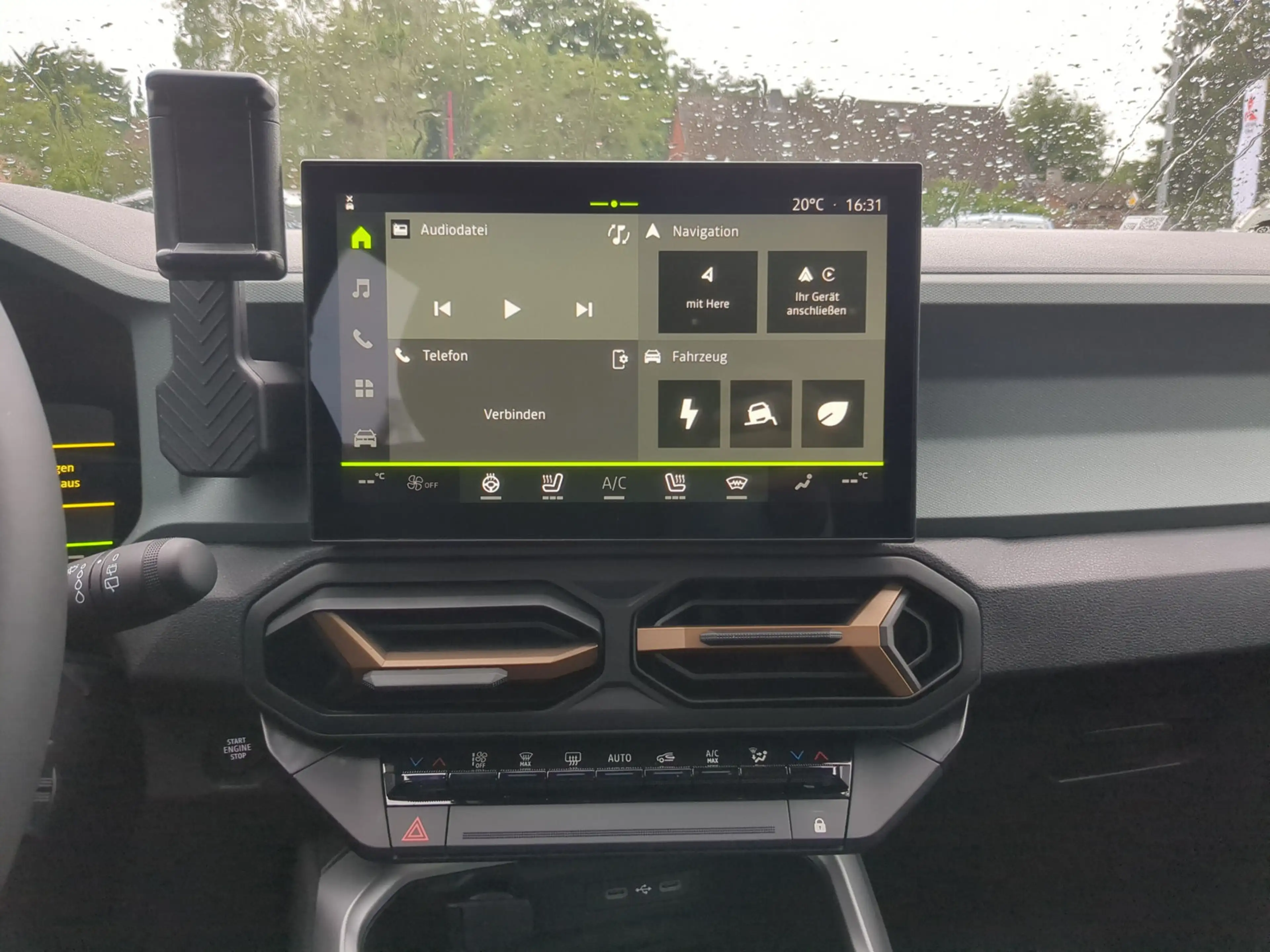 Dacia Bigster Hybrid 155 Extreme SHZ LKHZ Pano — photo 11