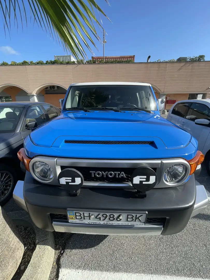 Toyota FJ Cruiser plava - 1
