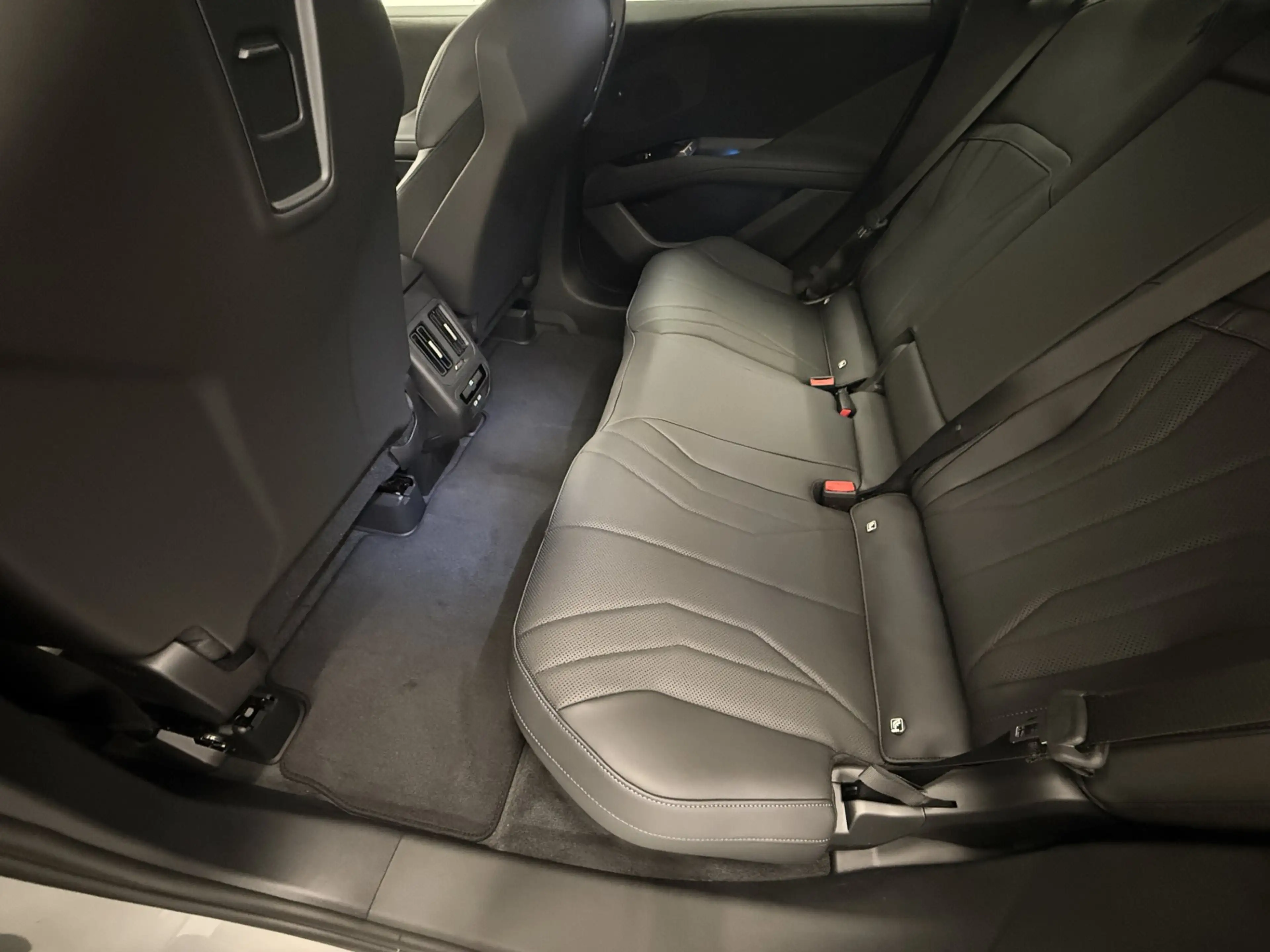 BMW iX3 40 sDrive — photo 13
