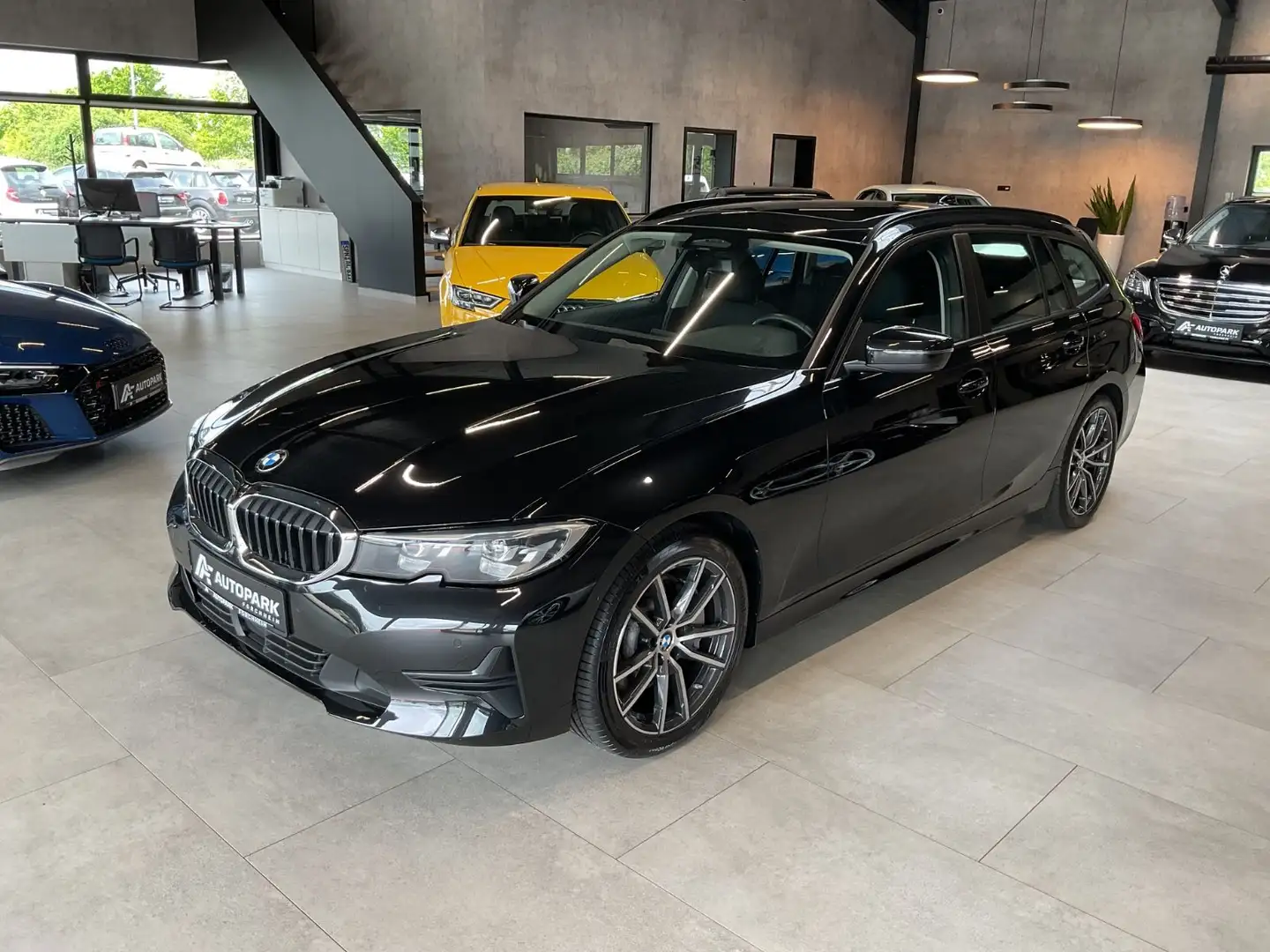 BMW 330 d Touring xDrive AHK LED LiveC Navi Pano 360° Negro - 1