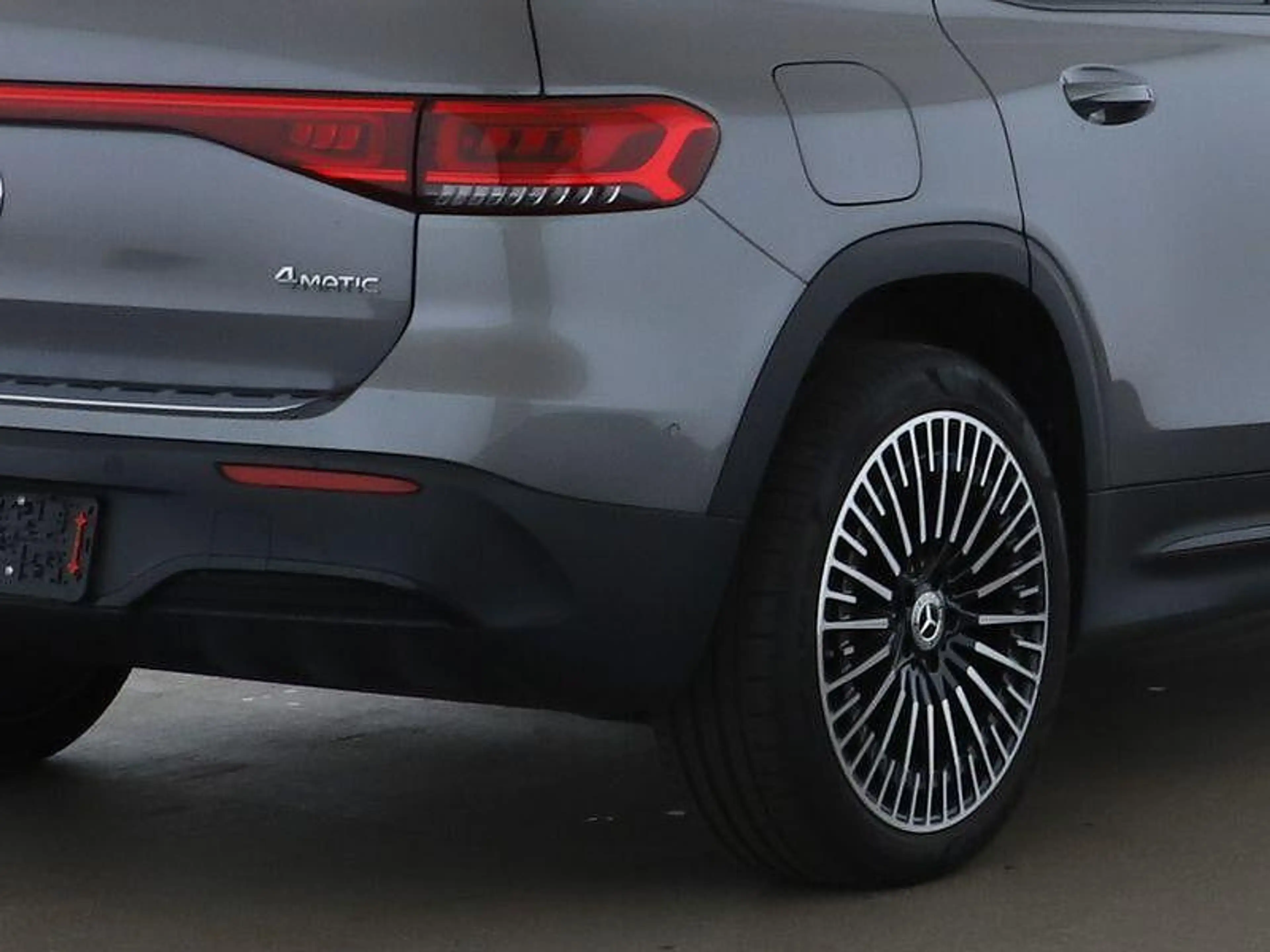 Mercedes-Benz EQB 350 4MATIC AMG LINE — photo 4
