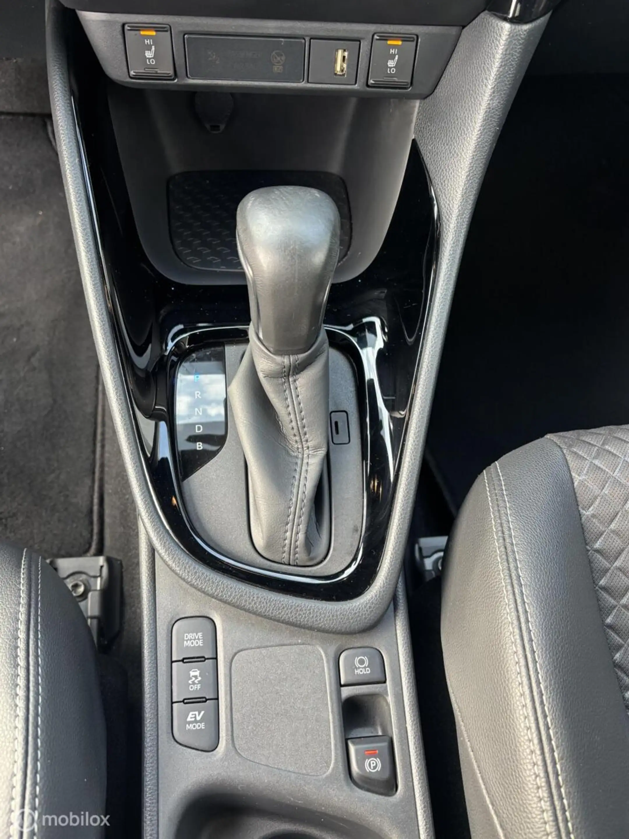 Toyota Yaris 1.5 Hybrid Executive — photo 12