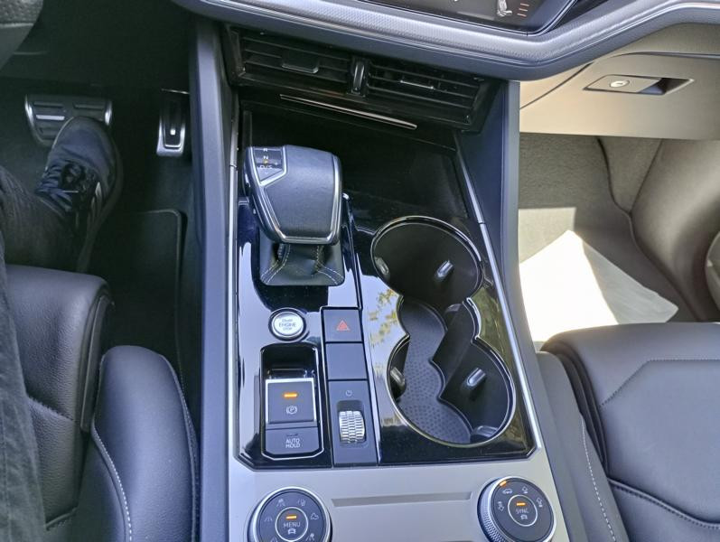 Volkswagen Touareg R-Line 4Motion — photo 15
