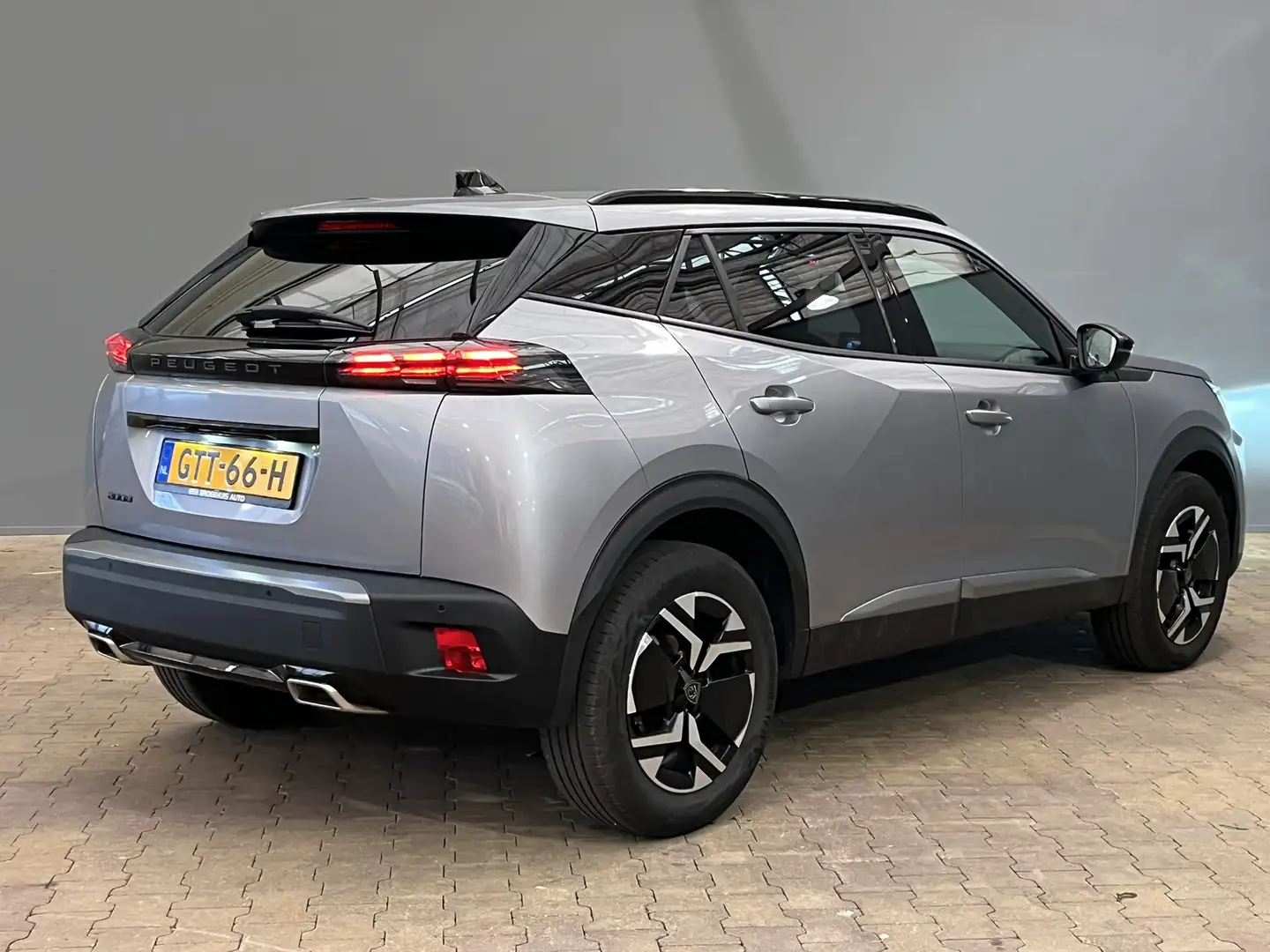Peugeot 2008 1.2 PureTech Allure Automaat | Apple Carplay/Andro Gris - 2