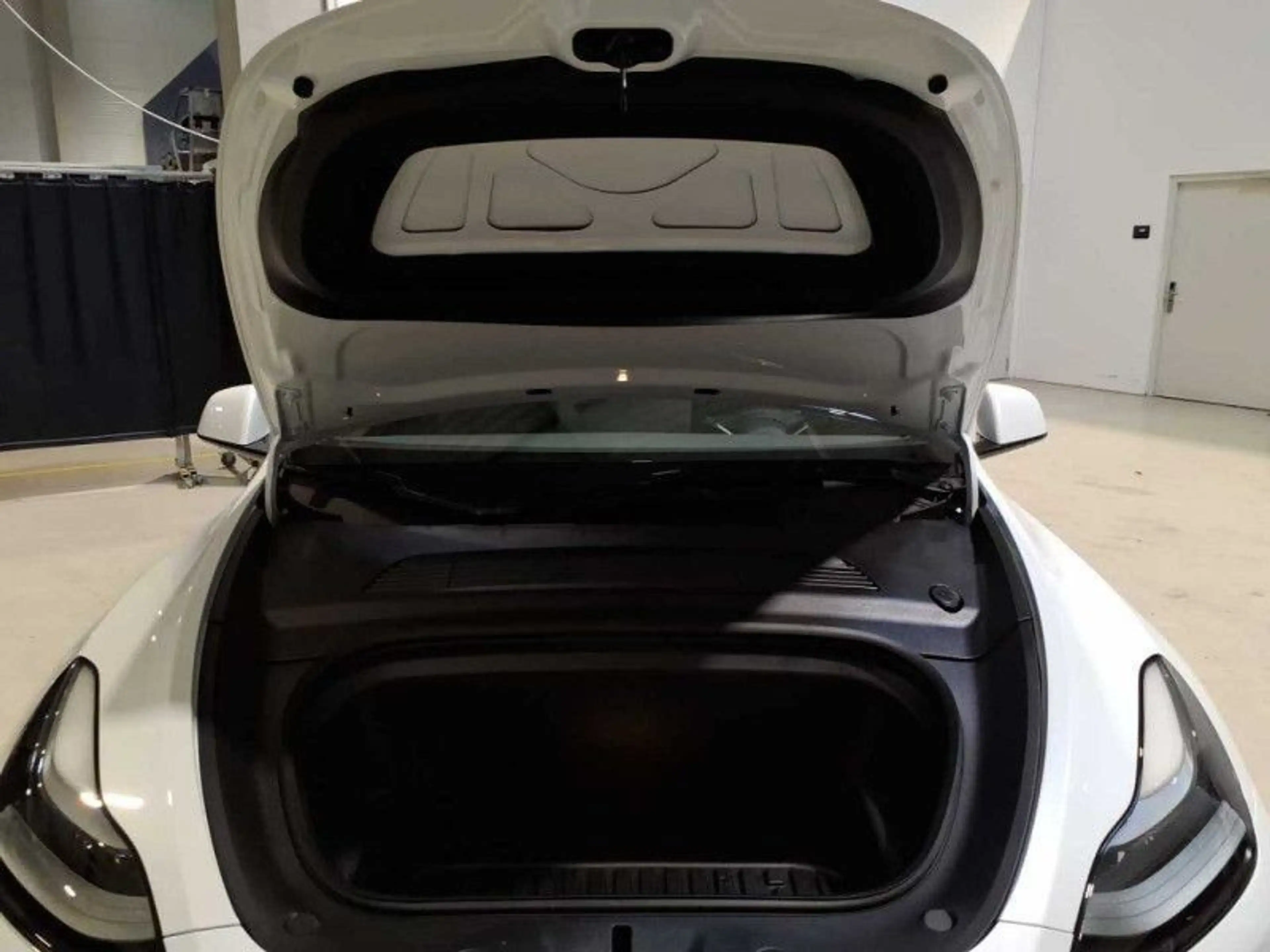 Tesla Model Y Long Range Dual AWD A.Pilot — photo 10
