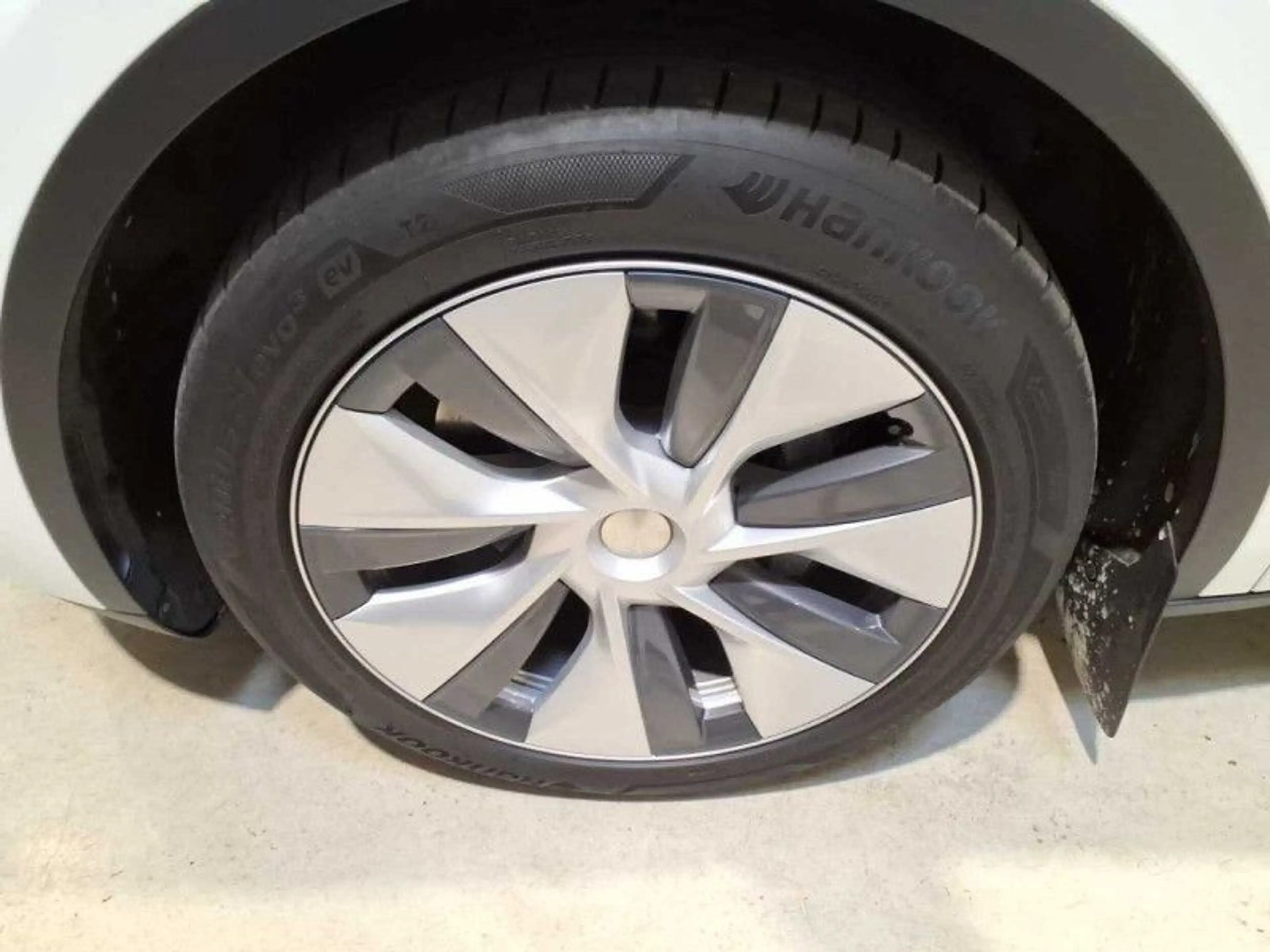 Tesla Model Y Long Range Dual AWD A.Pilot — photo 8