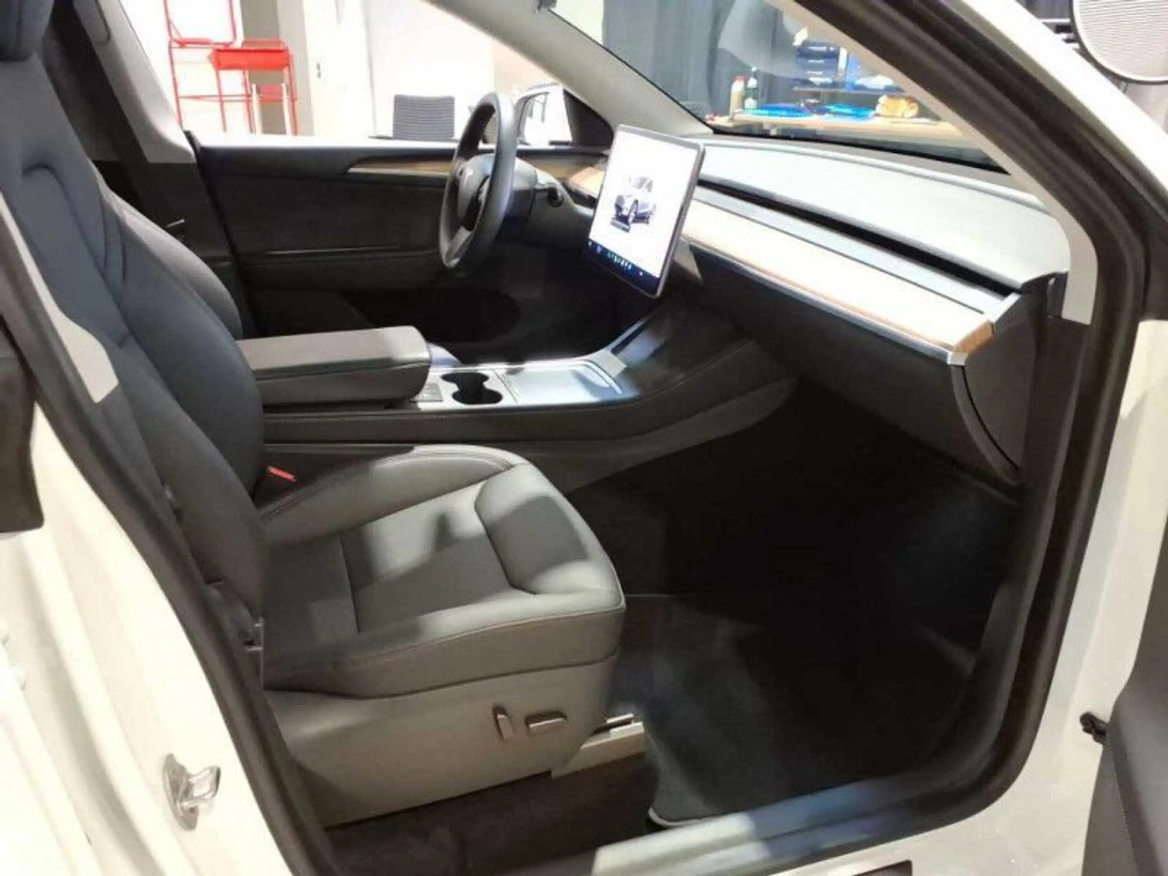 Tesla Model Y Long Range Dual AWD A.Pilot — photo 6
