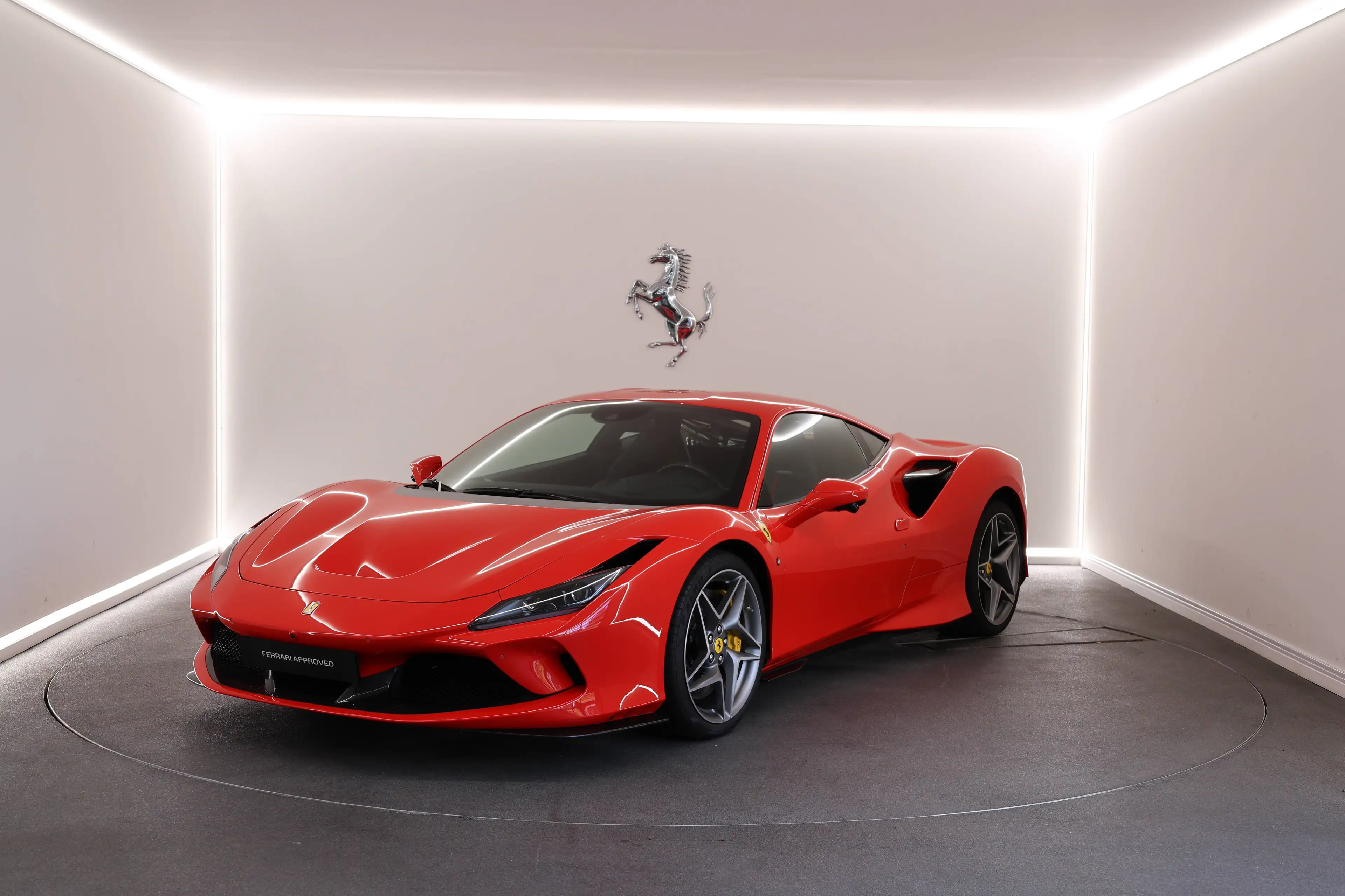 Ferrari F8 Tributo Rosso Scuderia / 2 Year Ferrari Approved — photo 3