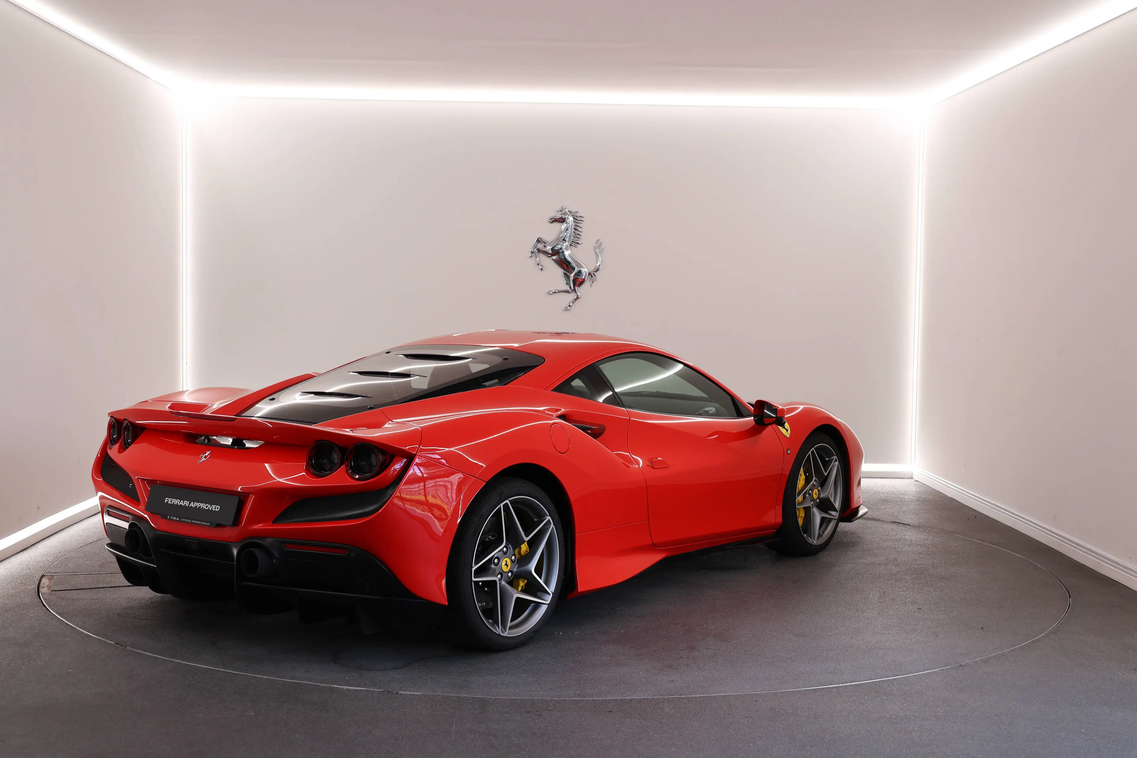 Ferrari F8 Tributo Rosso Scuderia / 2 Year Ferrari Approved — photo 7
