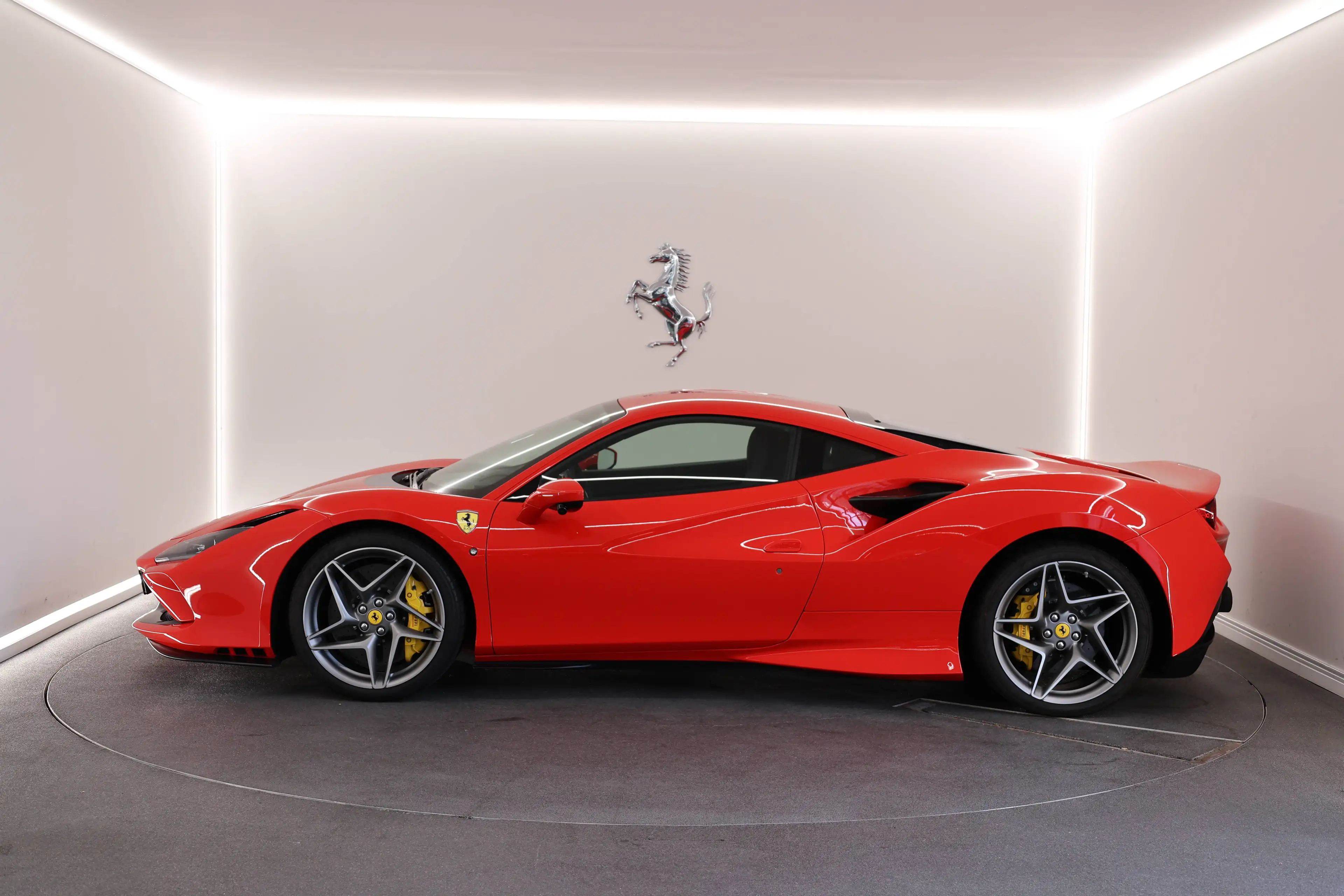 Ferrari F8 Tributo Rosso Scuderia / 2 Year Ferrari Approved — photo 4