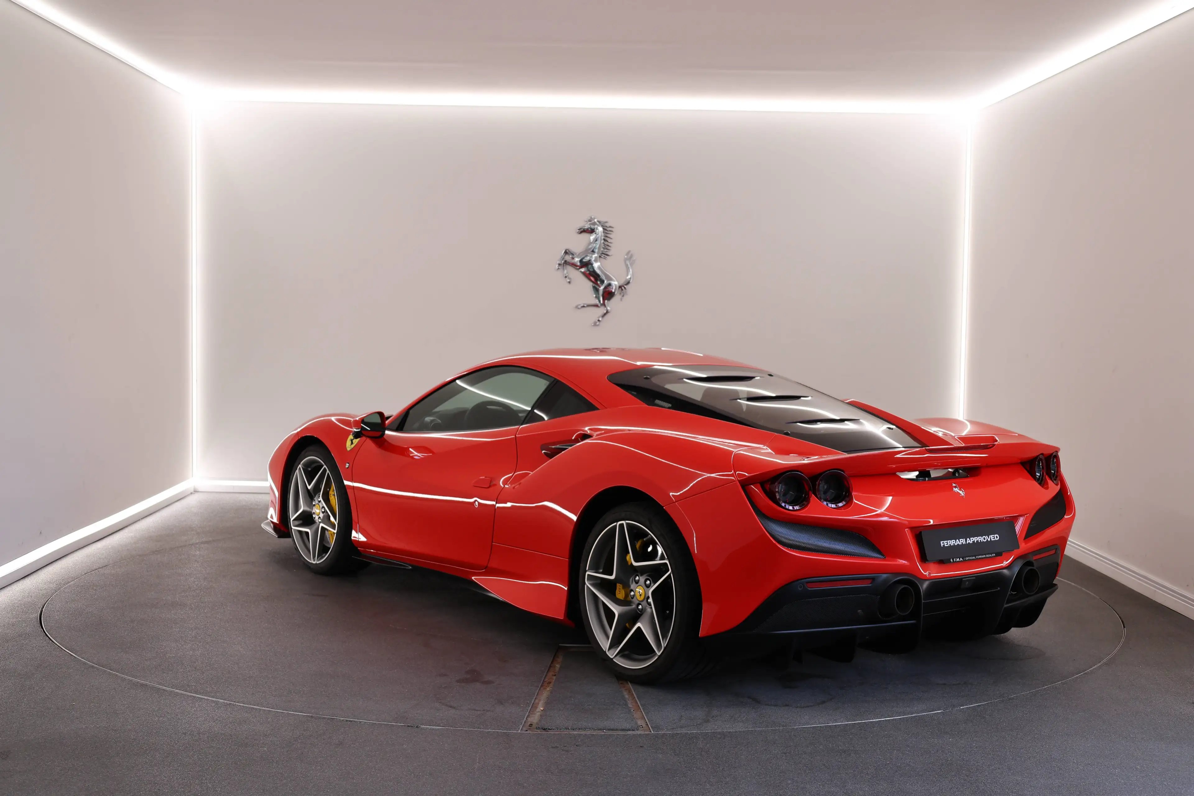 Ferrari F8 Tributo Rosso Scuderia / 2 Year Ferrari Approved — photo 5