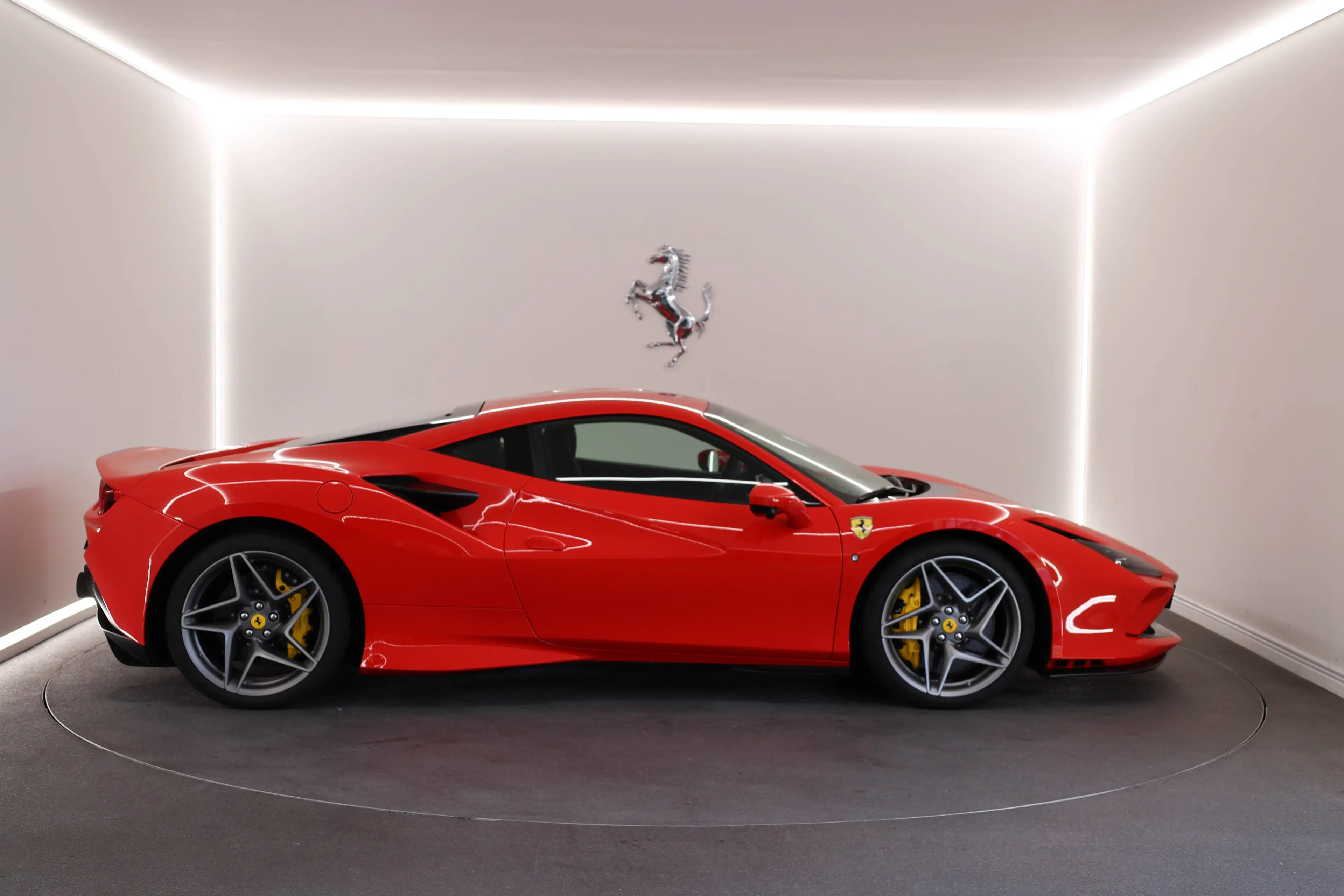 Ferrari F8 Tributo Rosso Scuderia / 2 Year Ferrari Approved — photo 8