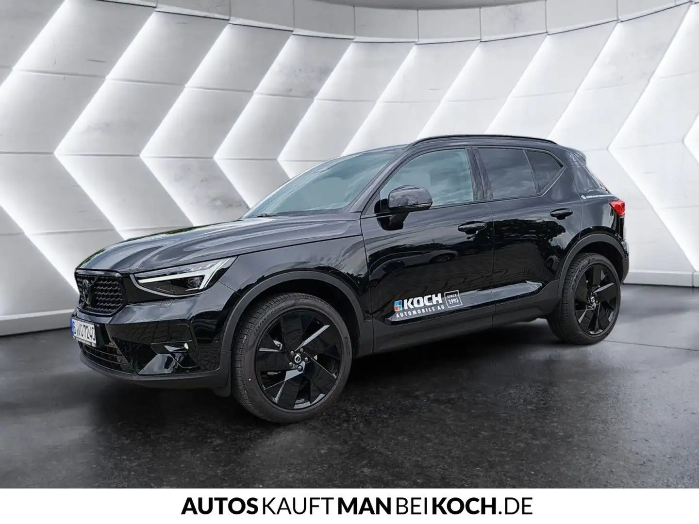 Volvo XC40 Black Edition B3 Mild-Hybrid Benzin Plus Schwarz - 2