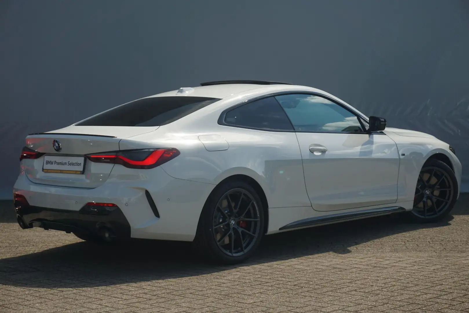BMW 420 4 Serie Coupé 420i High Executive M Sport Pro 19'' Wit - 2