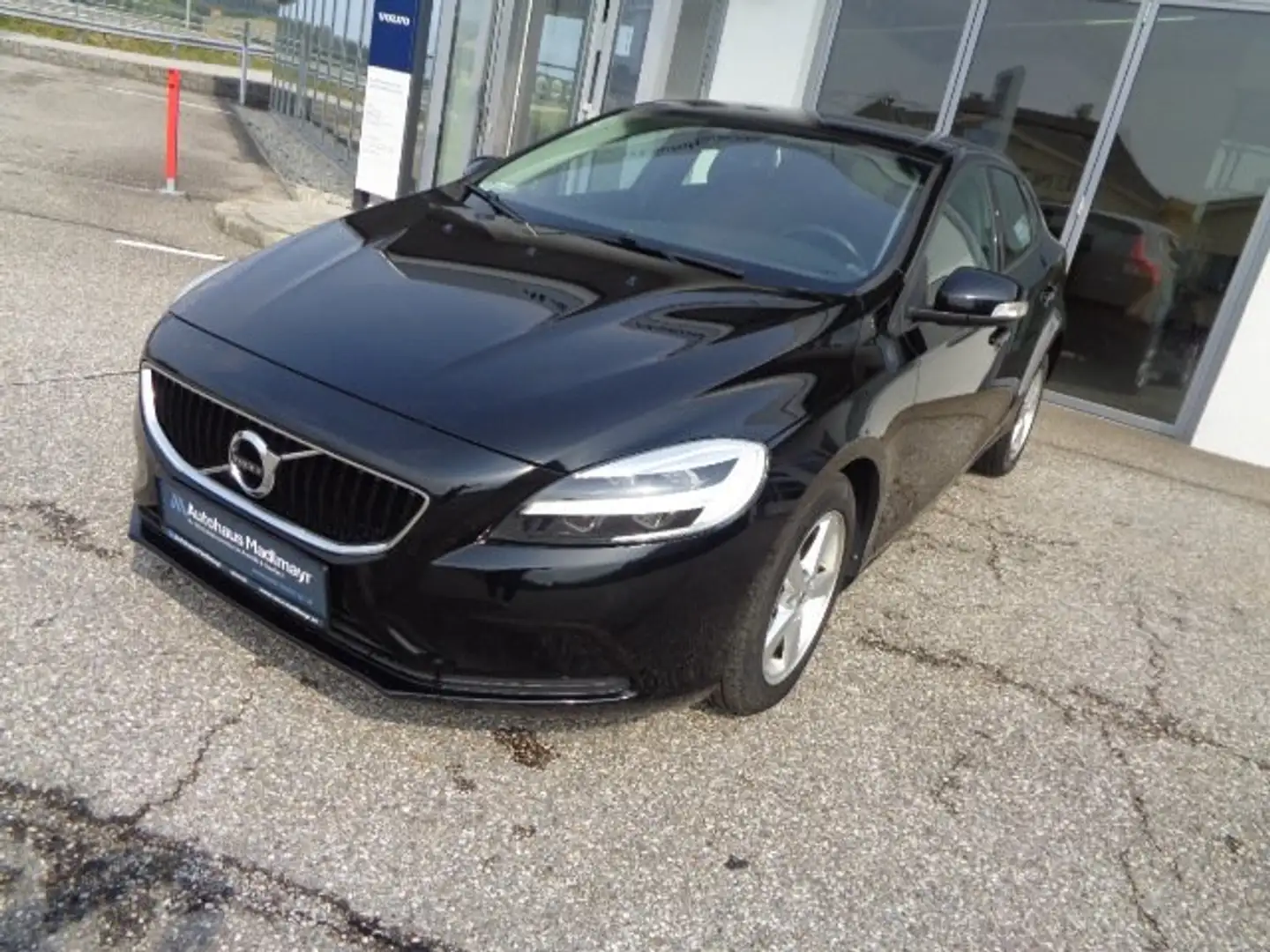 Volvo V40 D2 Kinetic Schwarz - 2