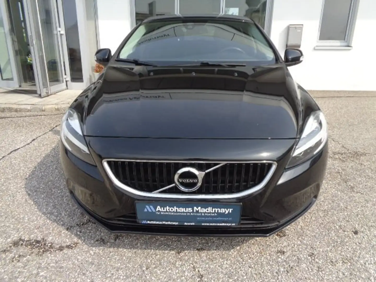 Volvo V40 D2 Kinetic Schwarz - 1