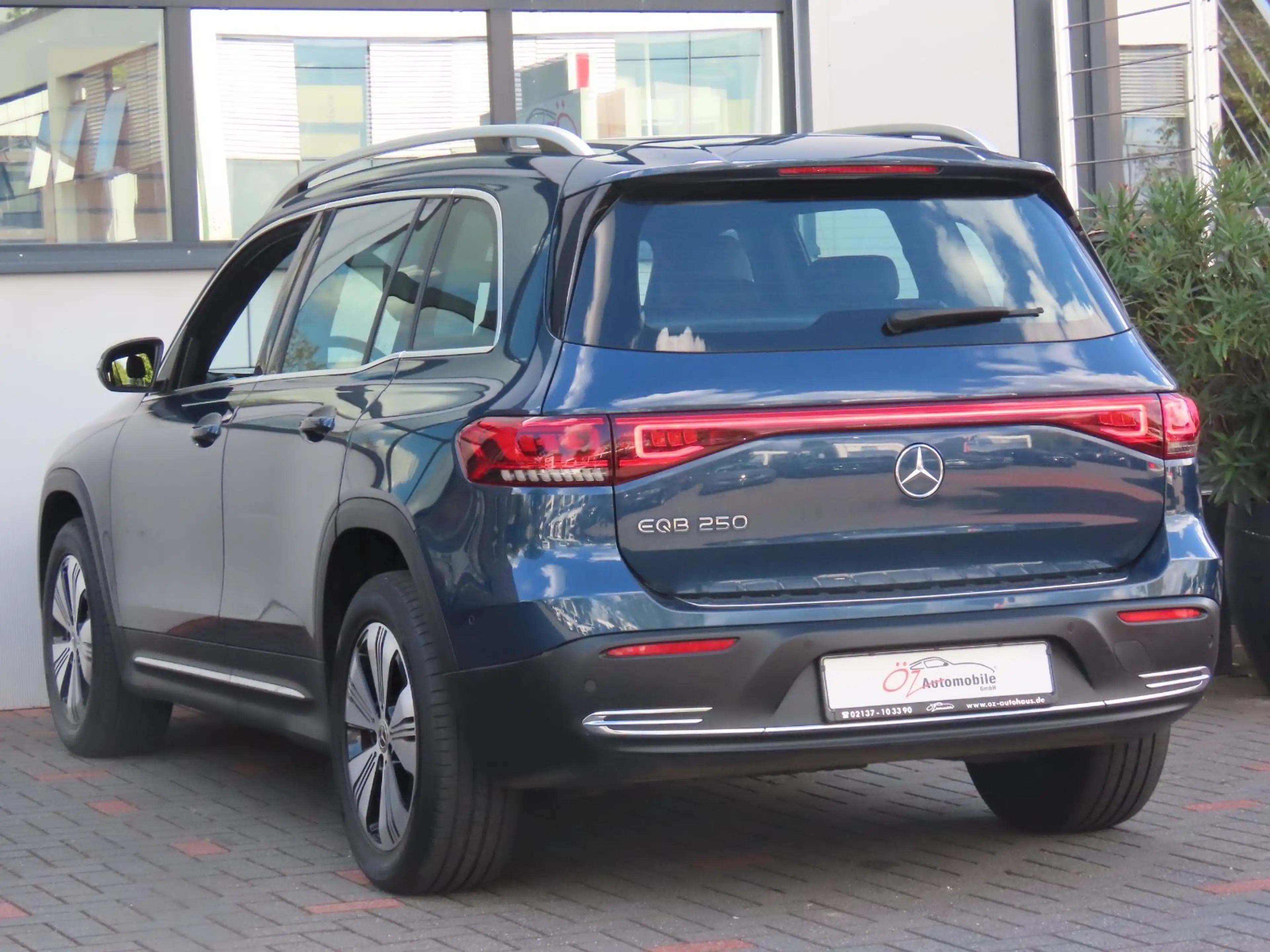 Mercedes-Benz EQB 250 66,5 kWh Leder Ambiente Kamera 7 Sitze — photo 10