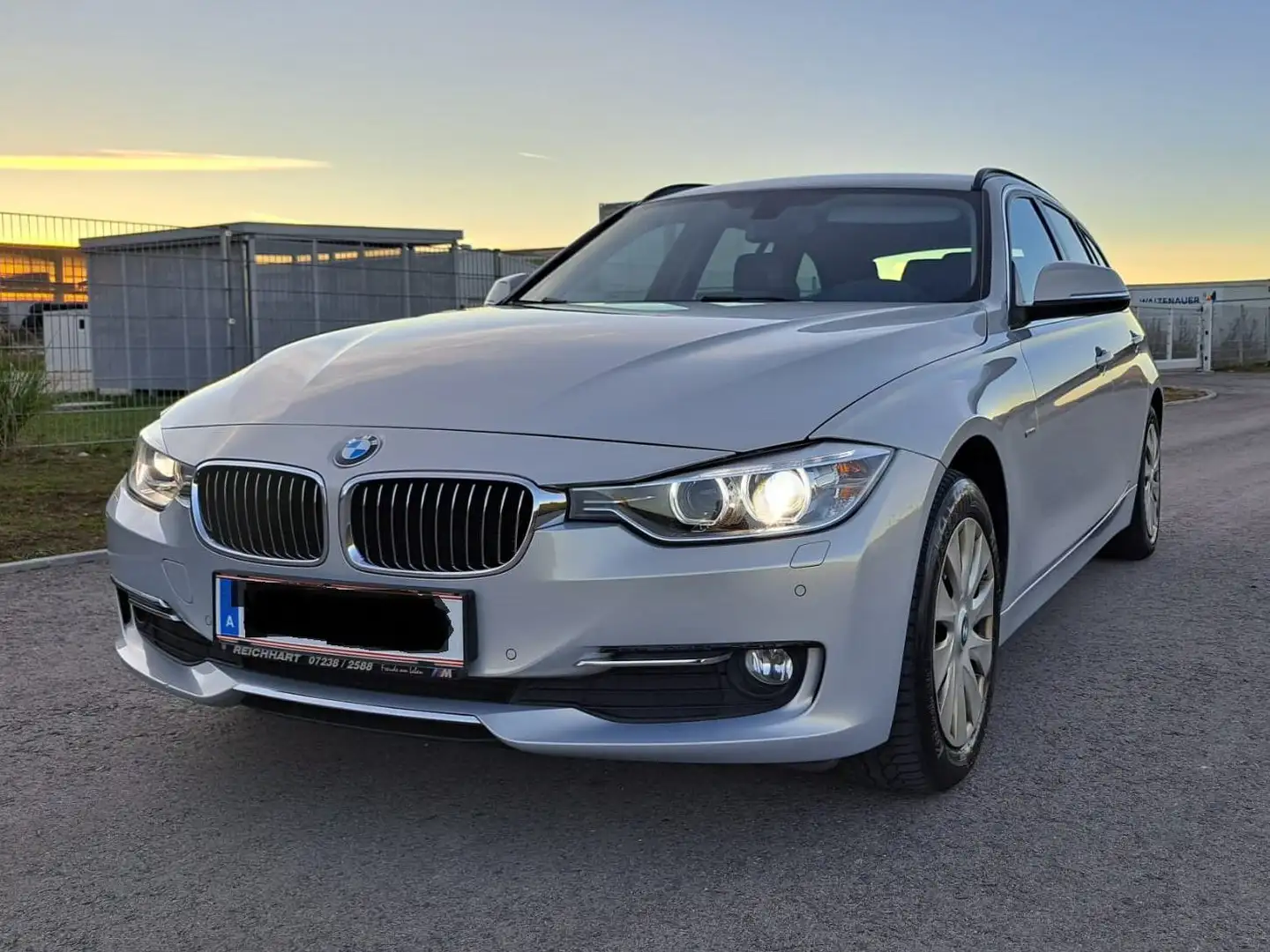 BMW 320 320d xDrive Touring Österreich-Paket Silber - 1