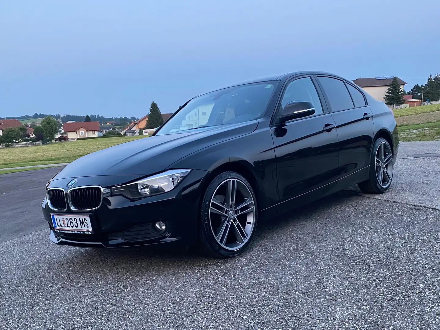 BMW 318 318d Schwarz - 1