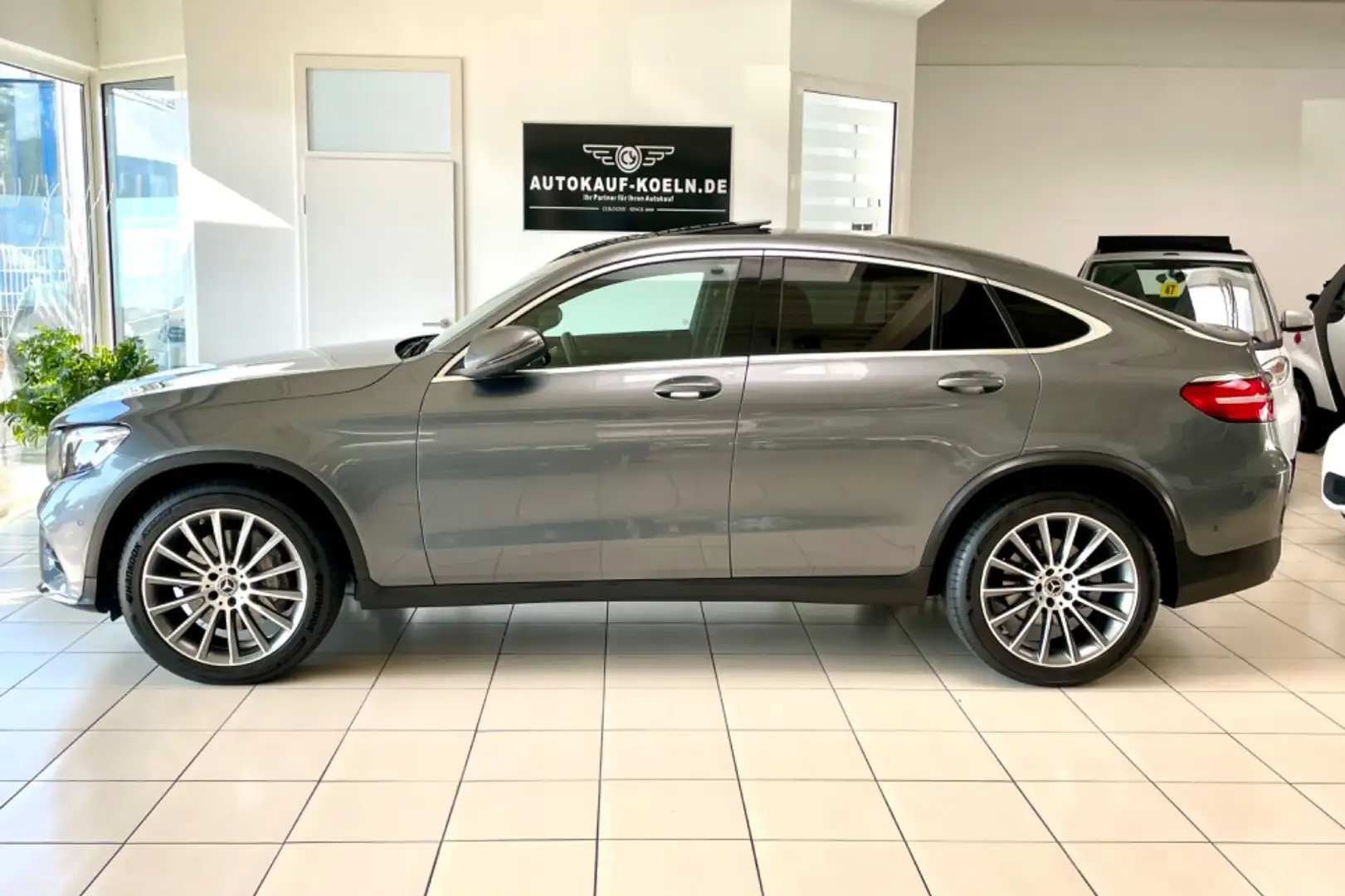 Mercedes-Benz GLC 250 4Matic Coupe/AMG Line/20Zoll Alus Šedá - 2