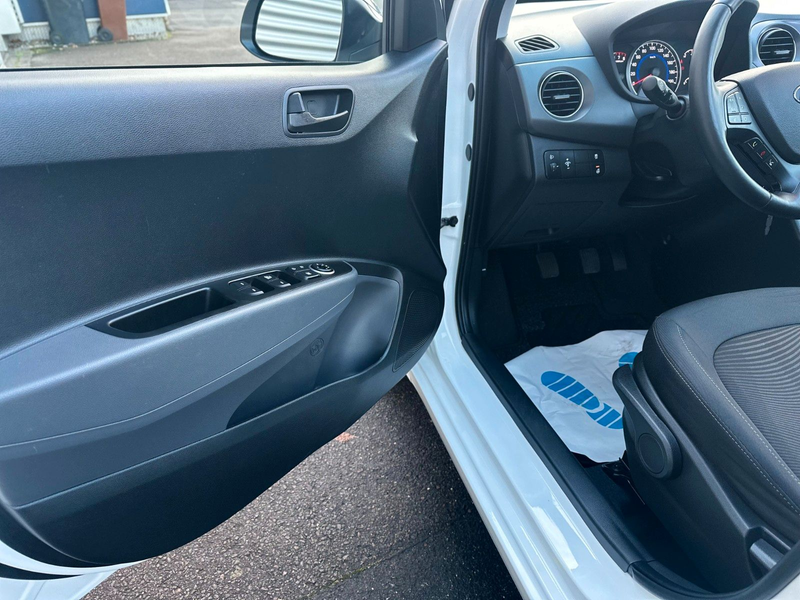 Hyundai i10 1,0 NAVI/F.DACH/SHZ/CLIMA/PDC/LHZ/GARANTIE — photo 8