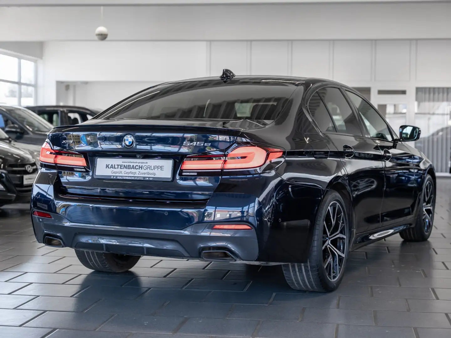 BMW 545 e xDrive M-Sport LED FACEL. ACC W-LAN NAVI Zwart - 2