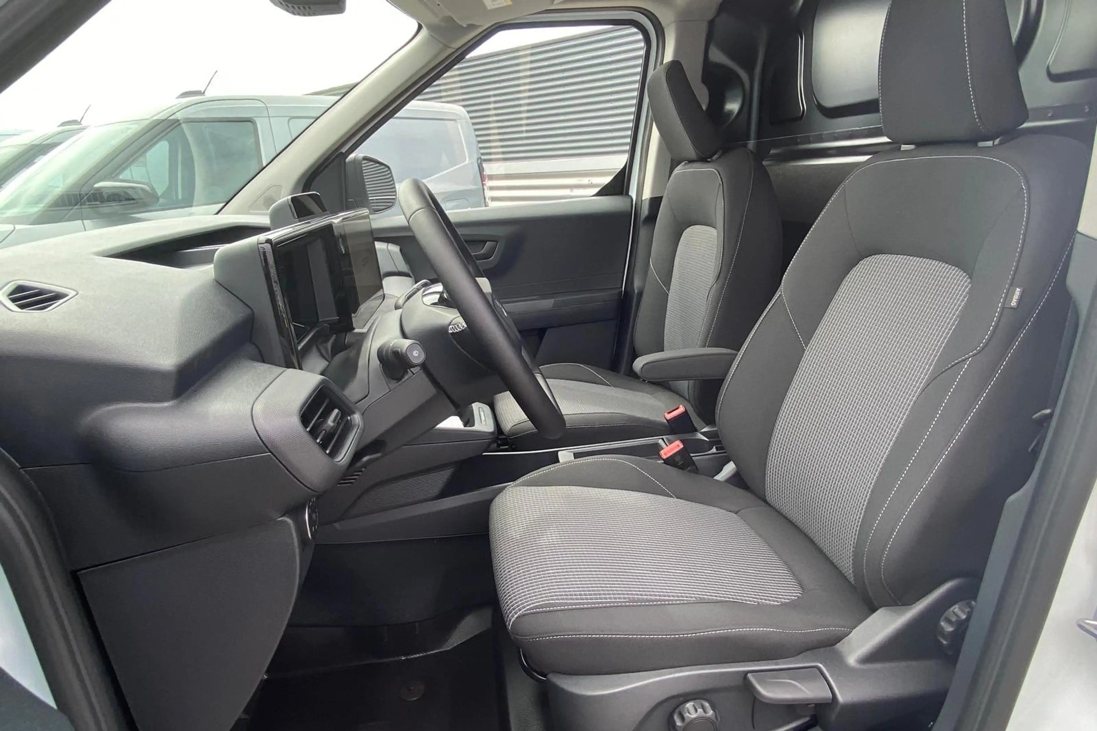 Ford Transit Courier e-Transit Trend 46.8 kWh — photo 15