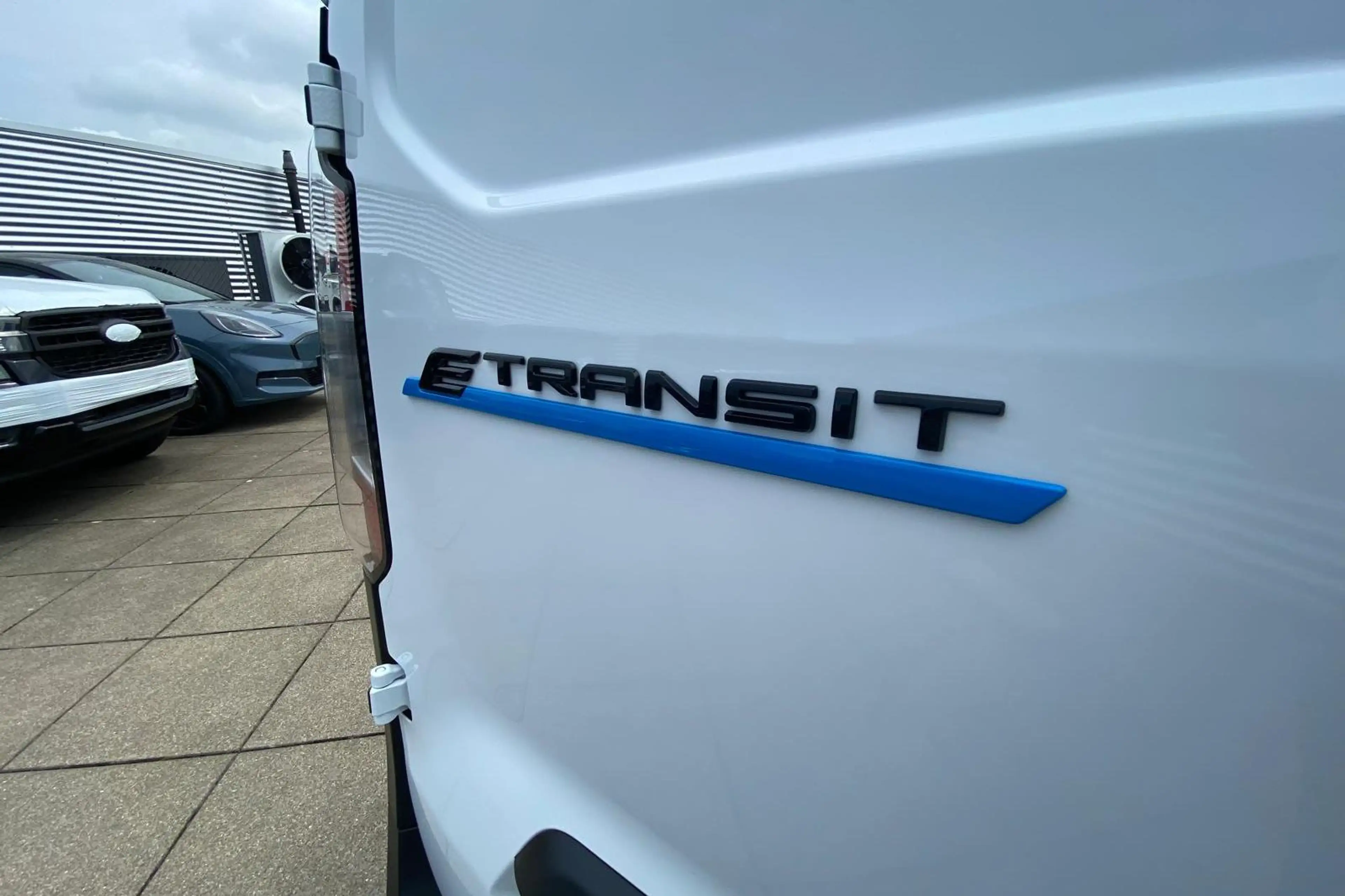 Ford Transit Courier e-Transit Trend 46.8 kWh — photo 9