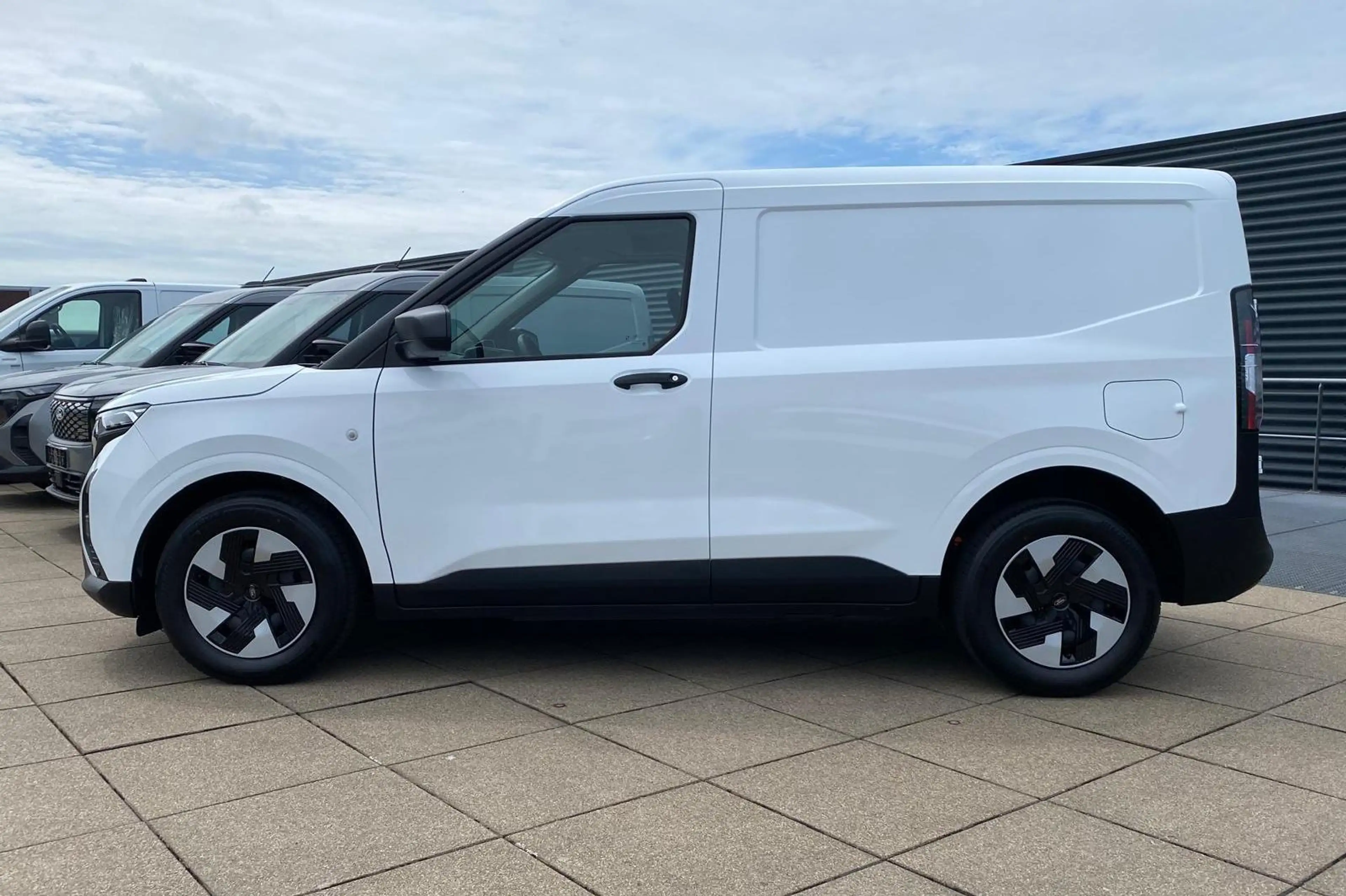 Ford Transit Courier e-Transit Trend 46.8 kWh — photo 2