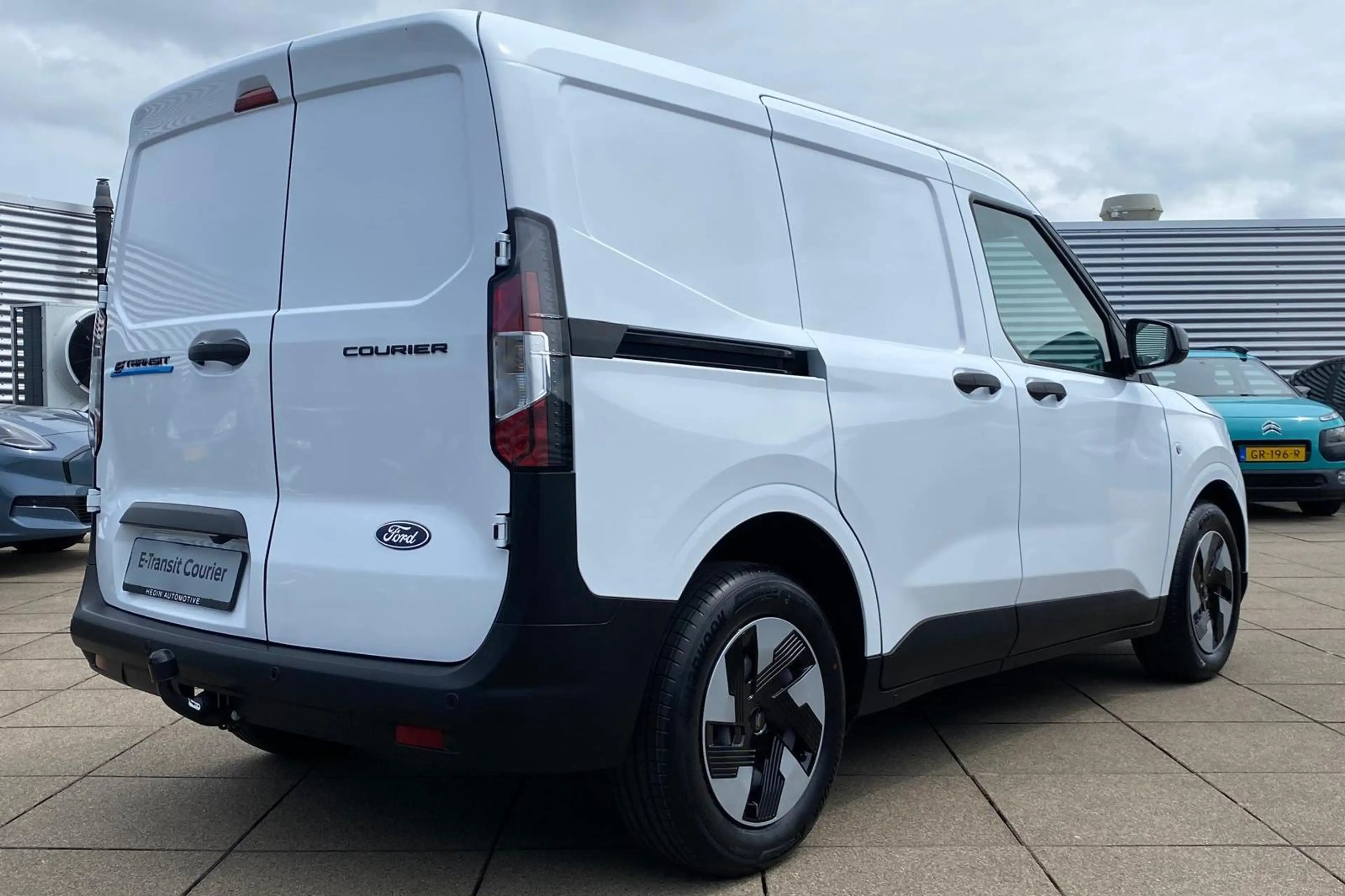 Ford Transit Courier e-Transit Trend 46.8 kWh — photo 10