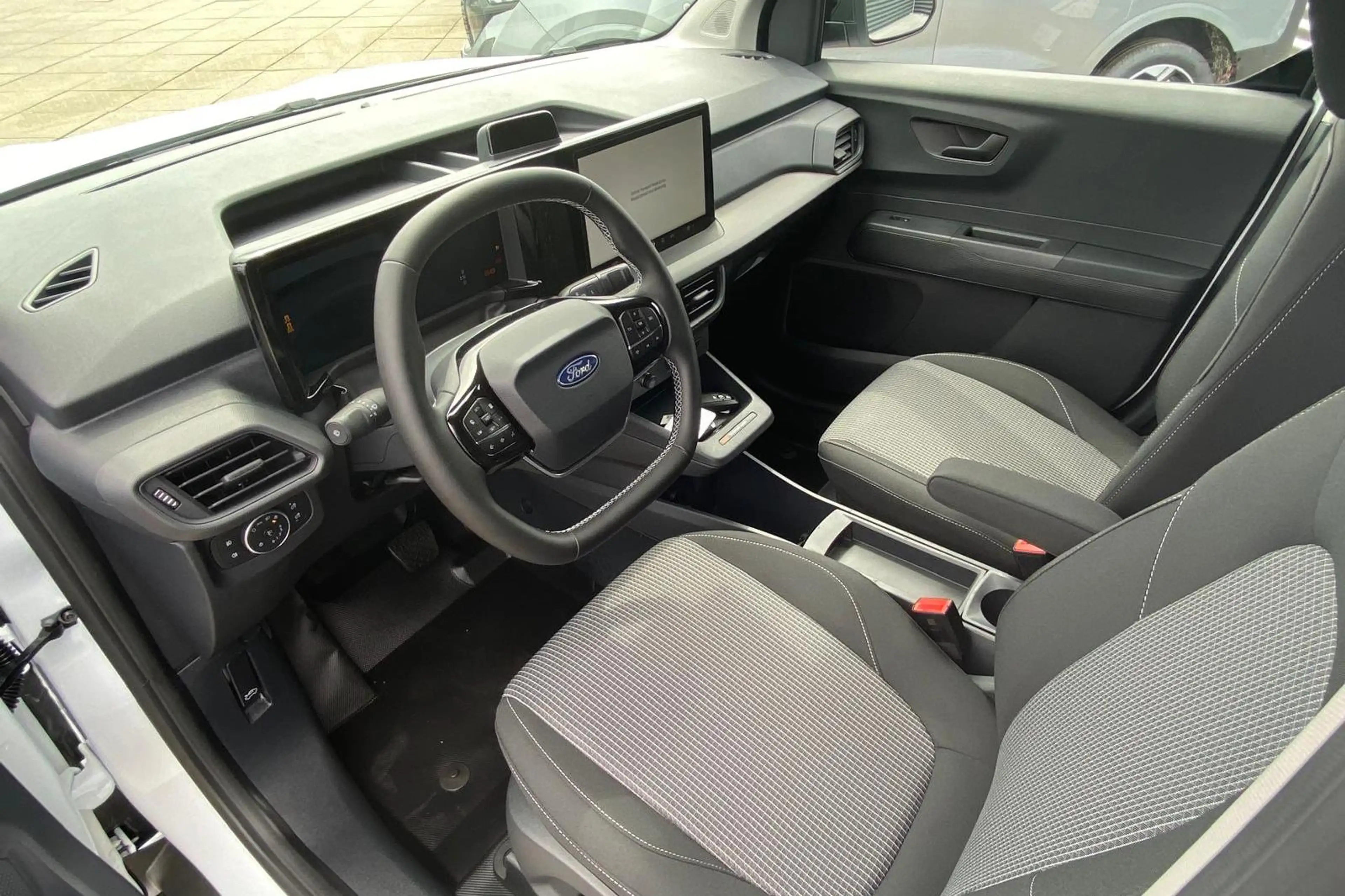 Ford Transit Courier e-Transit Trend 46.8 kWh — photo 14