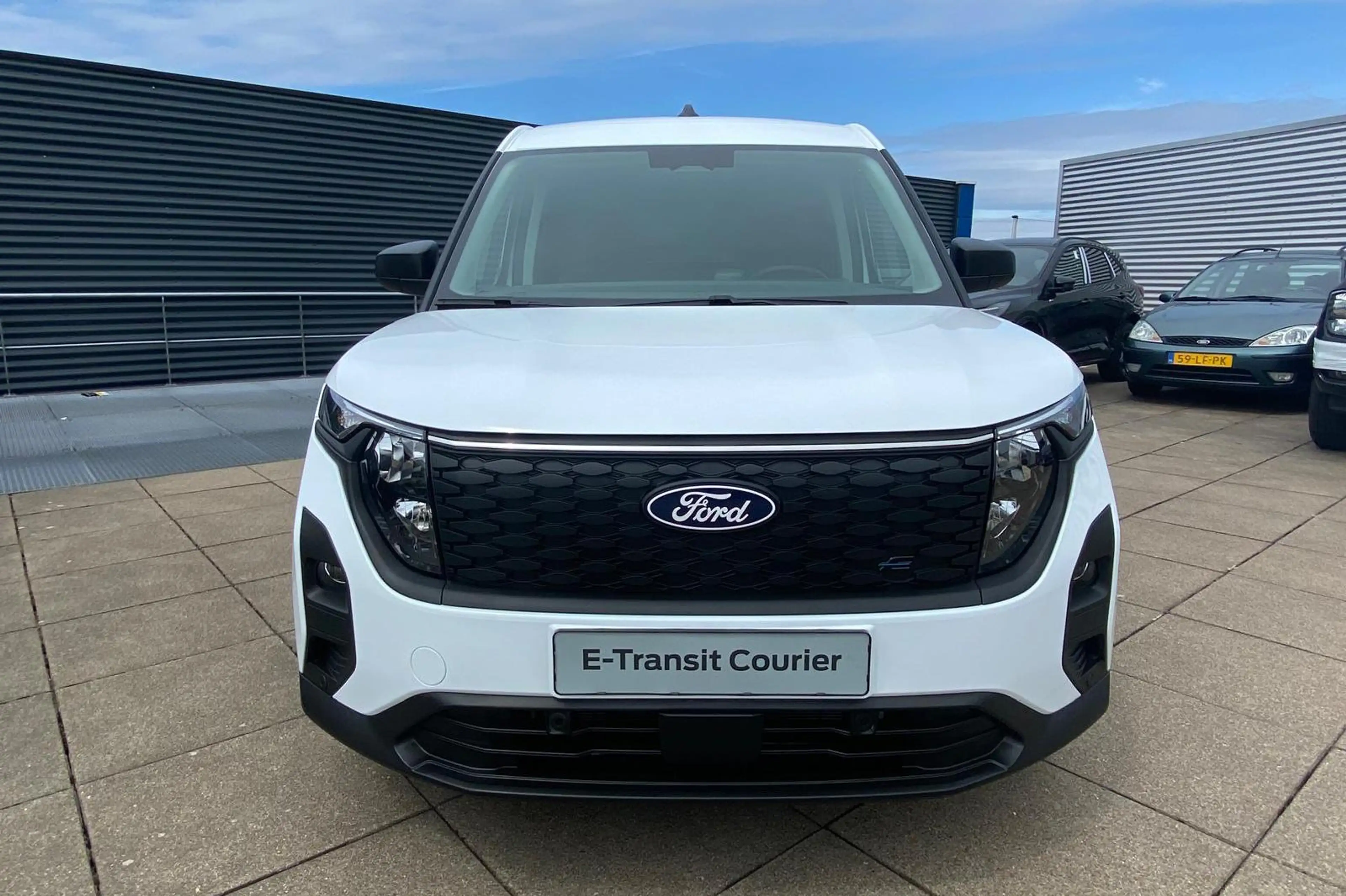 Ford Transit Courier e-Transit Trend 46.8 kWh — photo 12