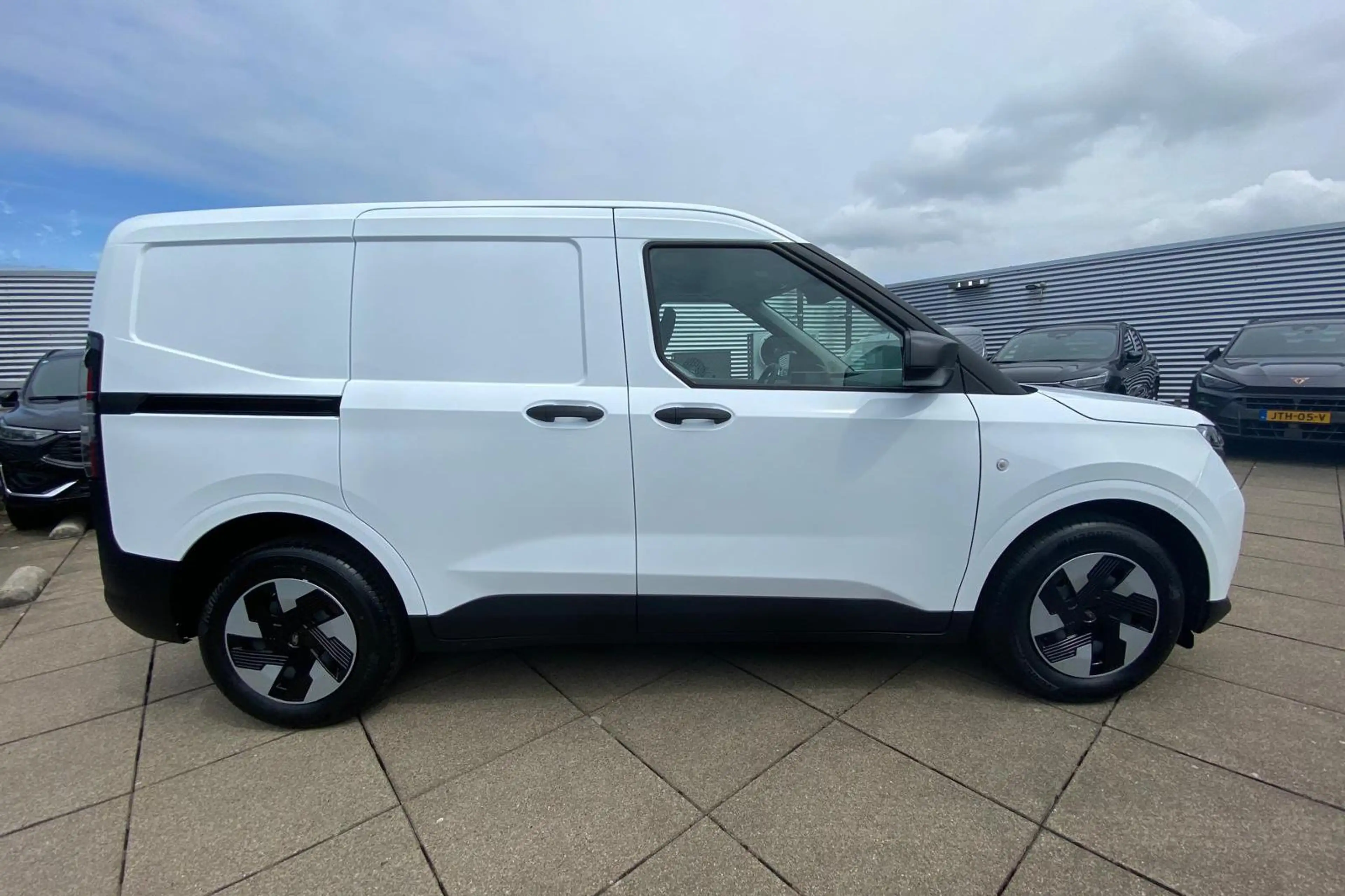 Ford Transit Courier e-Transit Trend 46.8 kWh — photo 11