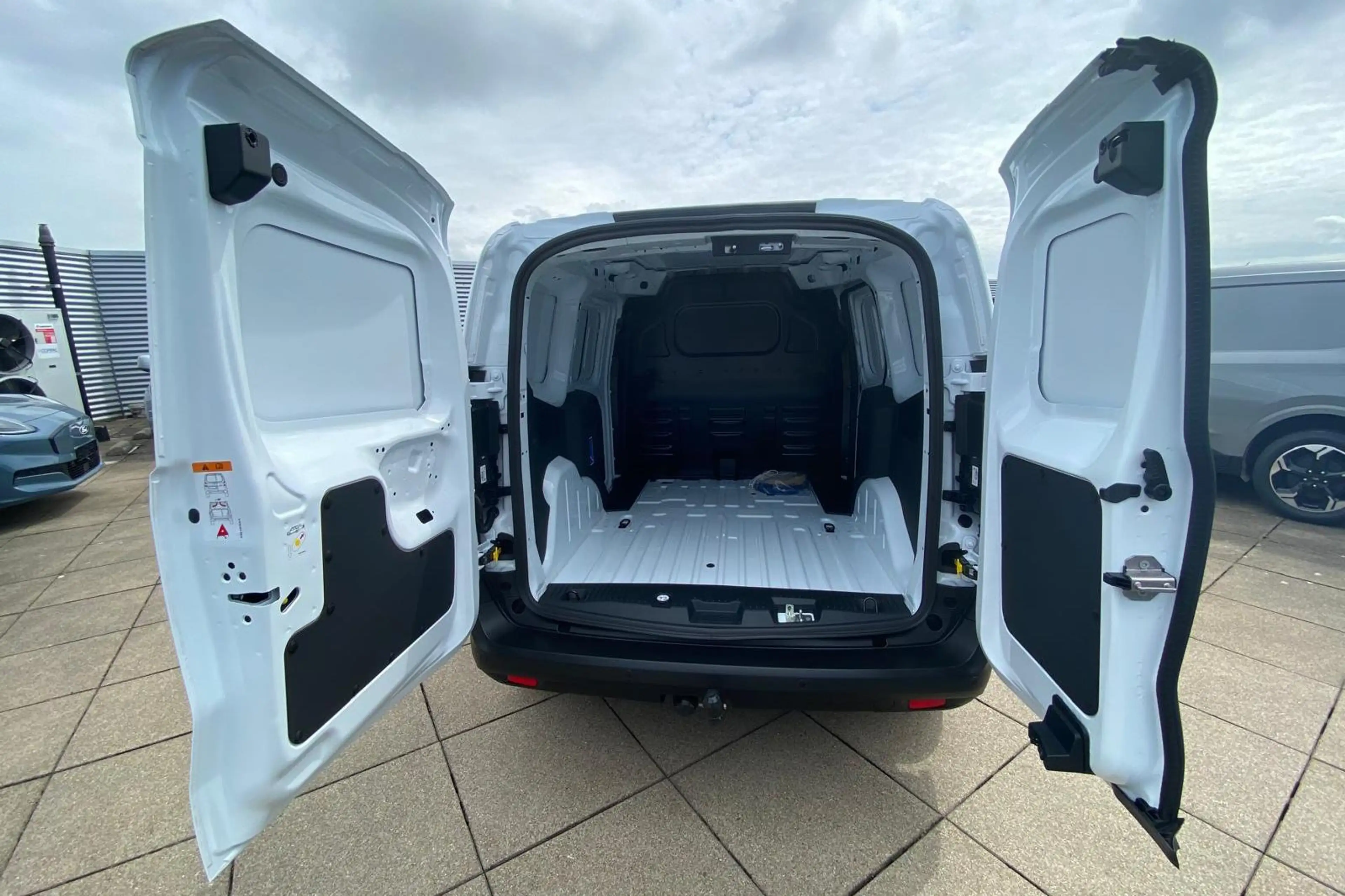 Ford Transit Courier e-Transit Trend 46.8 kWh — photo 6