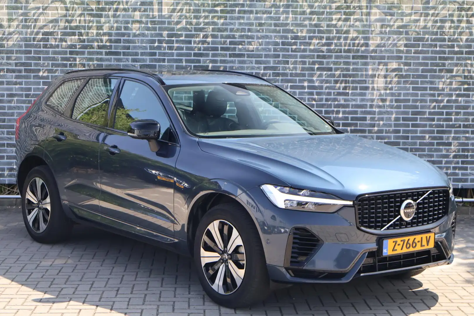 Volvo XC60 2.0 T6 Plug-in hybrid AWD Plus Dark Long Range | A Blauw - 2