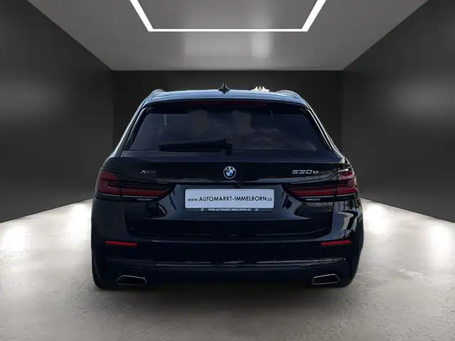 BMW 5 Series view 9