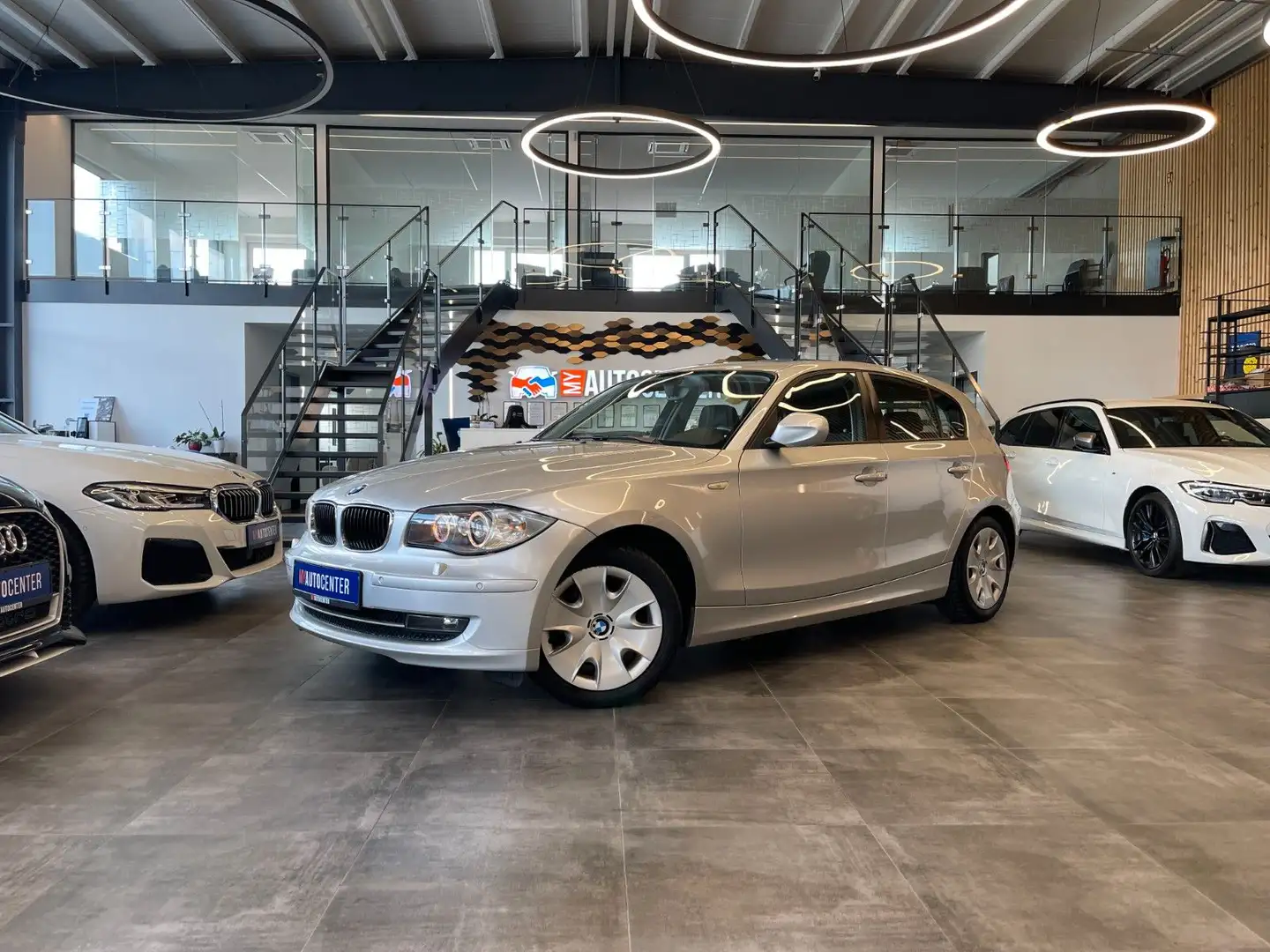 BMW 116 i 5-Türer *GLASSCHIEBEDACH*SZHZ*NAVI*XENON* Argent - 1