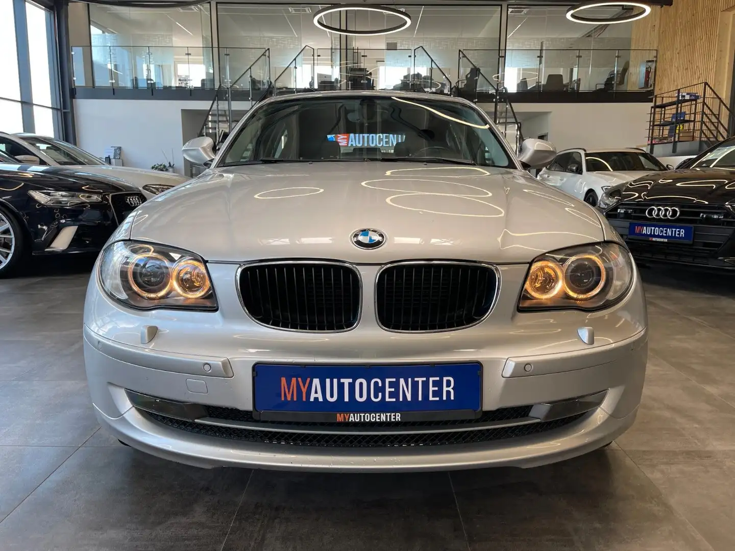BMW 116 i 5-Türer *GLASSCHIEBEDACH*SZHZ*NAVI*XENON* Argent - 2