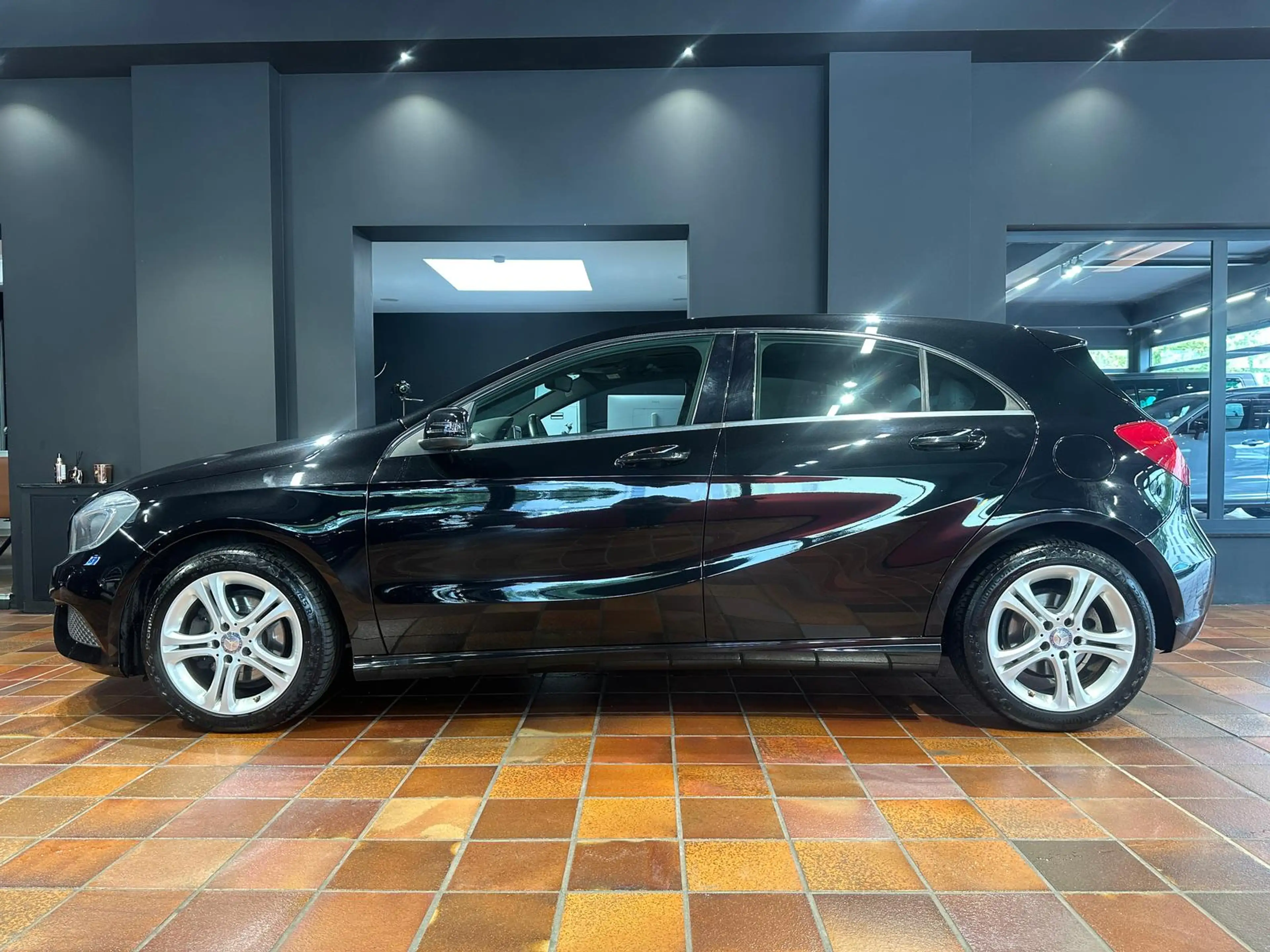 Mercedes-Benz A 200 A 200 d URBAN PANORAMA NAVI SPORTSITZE XENON 1HD — photo 2