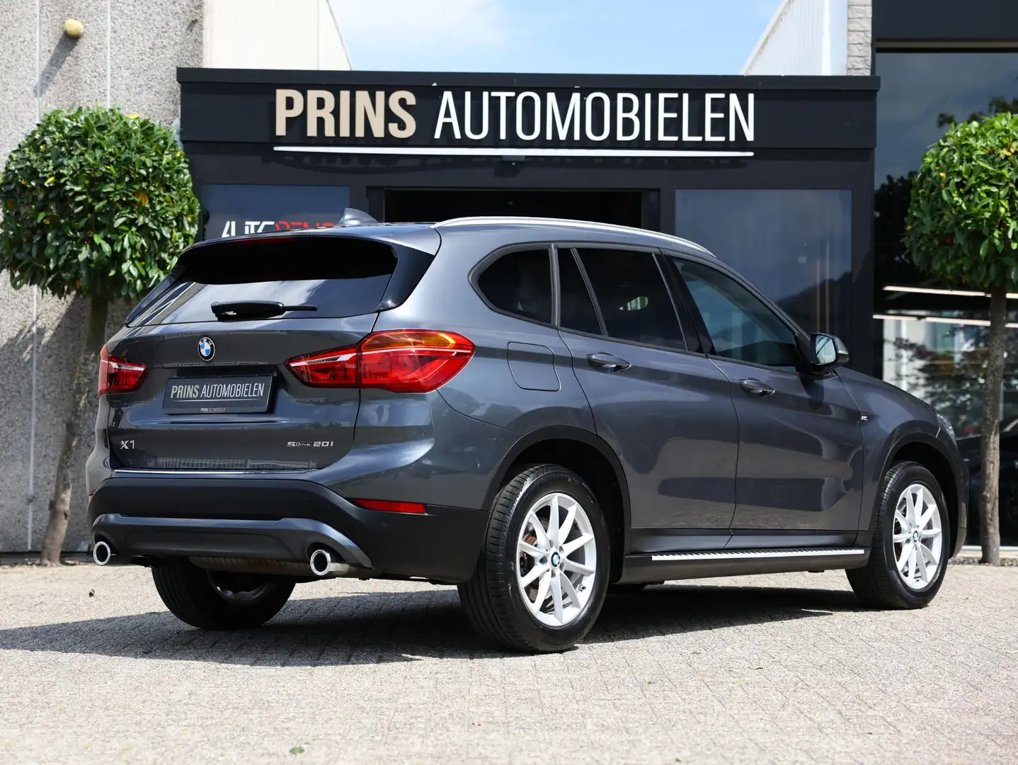 BMW X1 sDrive20i Standkachel|Groot Navi|Privacy glass Grijs - 2